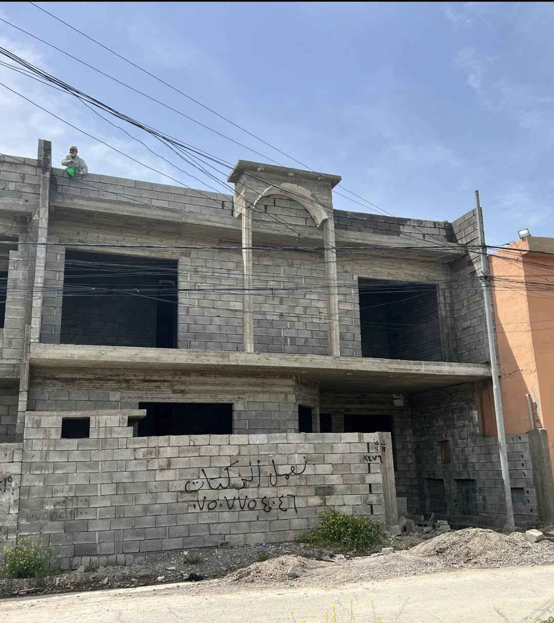 هيكل للبيع 4 غرف نوم استقبال وهول ومطبخ حار  ومطبخ بارد وصحيات وثلاث مناور  المساحه 188 متر الواجهه 11 و30 سم تصميم مهندس وكما موضح في الفديو عند الانتهاء بس ابيع على وضعه الحالي 
اتصل وتدلل 
العنوان زيونه جمعية ديوان المحافظه كارت بلدية *********** او *********** واتساب
