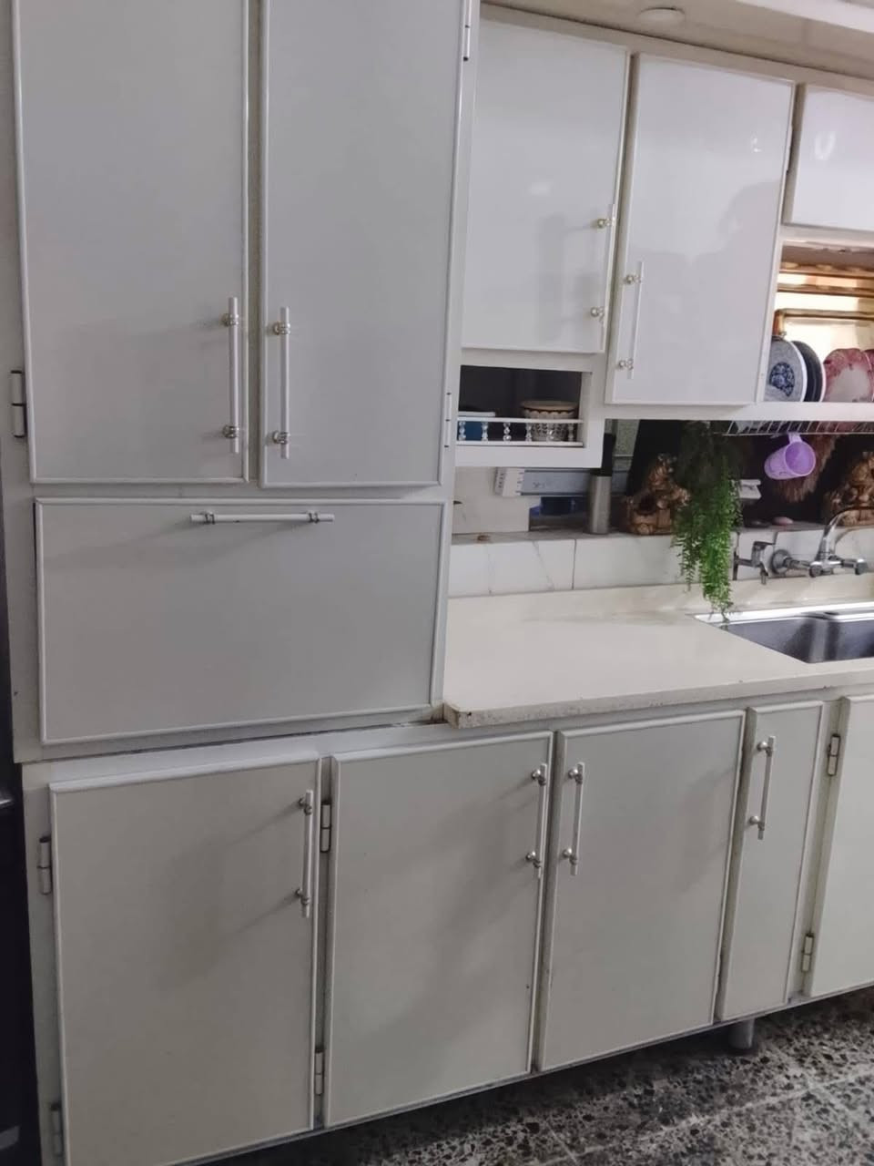 كاونتر اربع مترات المنيوم نضيف مستخدم فتره قصيره 800 الف 
***********
