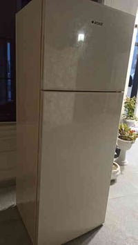 ثلاجة للبيع لون صدفي..شرط العمل..07701319970واتساب