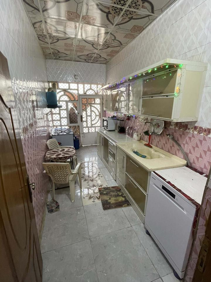 الدار للبيع 
المساحه:١٢٥م
الموقع: حي ميسان الشريط منطقه الاربعه وثمانين عرض الشارع ١٥ متر
البيت صب غرفه وصاله واستقبال ومطبخ الطابق الثاني غرفه وصاله 
السعر: ١٤٠
الرقم:***********
