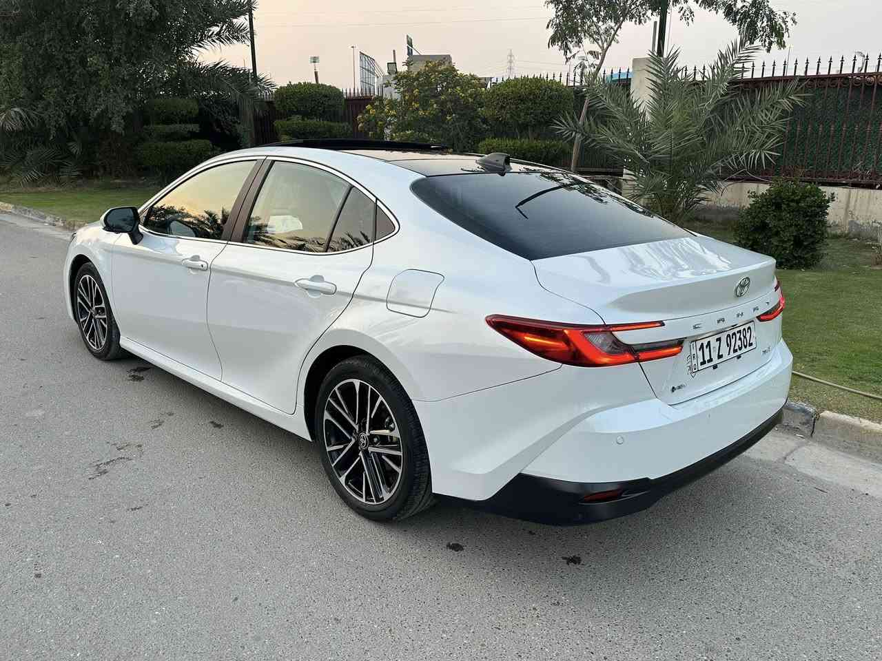 السلام عليكم 

كامري هايبرد 

وارد امريكي

‏xle 2025 
‏1/1 فول الفول
مكينة 2500
ماشيه 7 الف 
بانوراما سقف كامرات عدد 4 محيطية هيد دسبلاي عالجامة الامامية

سستم صوت 9 سماعات ودمام خلفي JBL
كشنات امامية تبريد + تدفئة 
حساسات اماميه وخلفية وحساس تايرات
كشافات اماميه 

 رادار امامي 
نقط عمياء جانبية رادارات خلفيه
لايتات امامي وخلفي لد مري كهرباء

دخول ذكي بدون بصمة 
بصمة تشغيل وصندوك 
تشغيل بصمة وتشغيل عن بعد ابواب بصمة
ترحيب من تقترب للسياره 

قيادة اليه كروز مثبت سرعة
لايت امامي اوتو  3 انظمة قيادة ايكو نورمال سبورت سايد بريك بصمة 

شاشة كبيرة  تبريد بيانو 
قطعتين تبريد  كشنات اماميه كهرباء 
لدات بالدشبول والبوب 

شاشة لمس مع عرض الاعطال
اوتو هولد نظام استشعار البريك التلقائي
‏CarPlay /بلوتوث/ اواكس

وباقي المواصفات المعروفة

حادث تعديل بارد بلبنيد 

مواصفات السيارة فول الفول اعلى فئه
السعر 275$
مكان السيارة بغداد حي الجامعه 
تلفون  ***********
