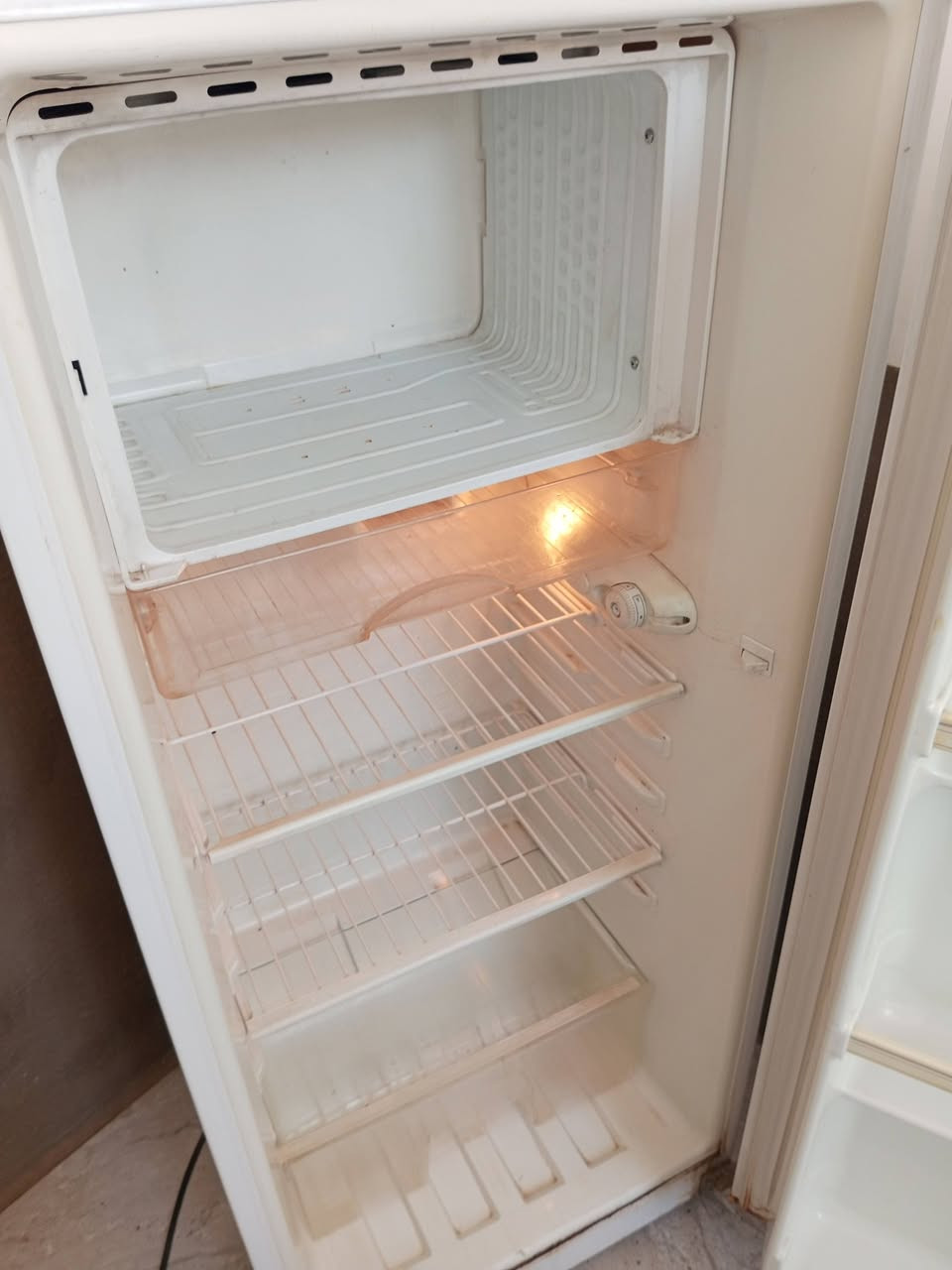 للبيع ثلاجه سعر ٨٠ (***********)
