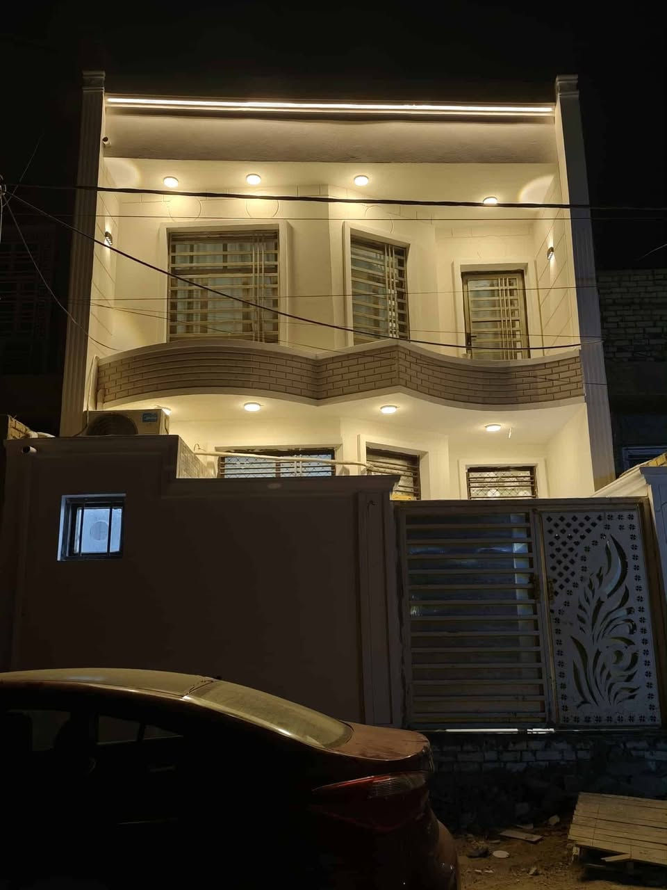 السلام عليكم
دار للبيع بناء جديد كونكريت مسلح طابقين مساحه 125م 
حي الزهراء شارع المستوصف خدمات كامله 
للأسفسار ***********
