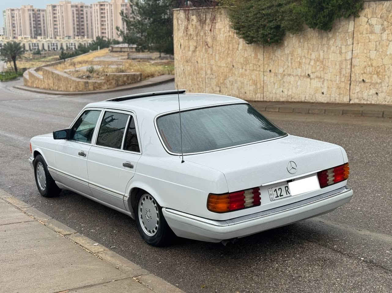 مارسيدس 1989 SEL باب طويل رئاسي 
رقم سنوية هزة جديد نينوى
محرك الاصلي عليها 6 عنكبوت 
السيارة وضع شركه كلها داخل وخارج سيارة 
بشرط من الشركه لحد الان كلشي يشتغل بيها 
الغرفه الداخليه بلادي كلش جديدة 
بيع فقط بدون مراوس 
***********
***********
