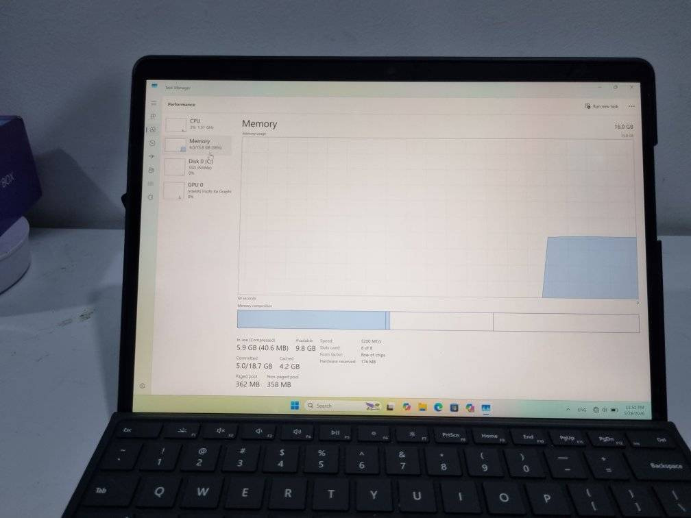 💻 للبيع: Microsoft Surface Pro 9 🚀

​🛠️ المواصفات الفنية:

​المعالج: Intel® Core™ i7-1255U (جيل ثاني عشر قوي وسريع)

​الذاكرة العشوائية (RAM): 16GB (لأداء سلس وتصفح التطبيقات الثقيلة معاً)

​التخزين (SSD): 256GB (سرعة فائقة في نقل البيانات وتشغيل الجهاز)

​الشاشة: شاشة لمس PixelSense™ بحجم 13 بوصة 

​الدقة: 2880 \times 1920 (ألوان فائقة الوضوح)

​معدل التحديث: 120Hz (سلاسة تامة في التصفح والتحريك)

​الأمان: كاميرا متطورة تدعم ميزة التعرف على الوجه (Windows Hello) لفتح قفل الجهاز بسرعة وأمان.

​البطارية: بسعة 47Wh بمعدل استخدام يومي يصل إلى 15 ساعة 🔋.

📥: لمعرفة السعر شاركنا بتعليق


**إذا كنت صاحب هذا الإعلان وتريد حذفه لأي سبب، رجاءا أرسل رسالة إلى الدعم الفني**