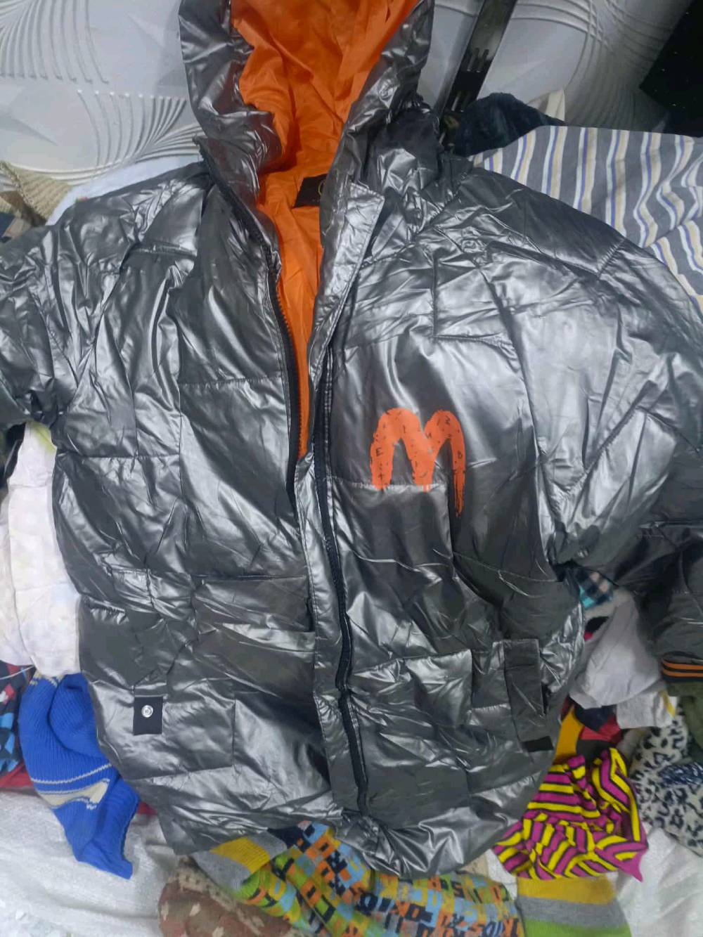 السلام عليكم
شلعه ملابس رجالي نسائي أطفال جديد وباله 
جوه سعر الجمله سعرها شلع ب 850  العدد الكلي 500 قطعه جديد وباله 
 ***********