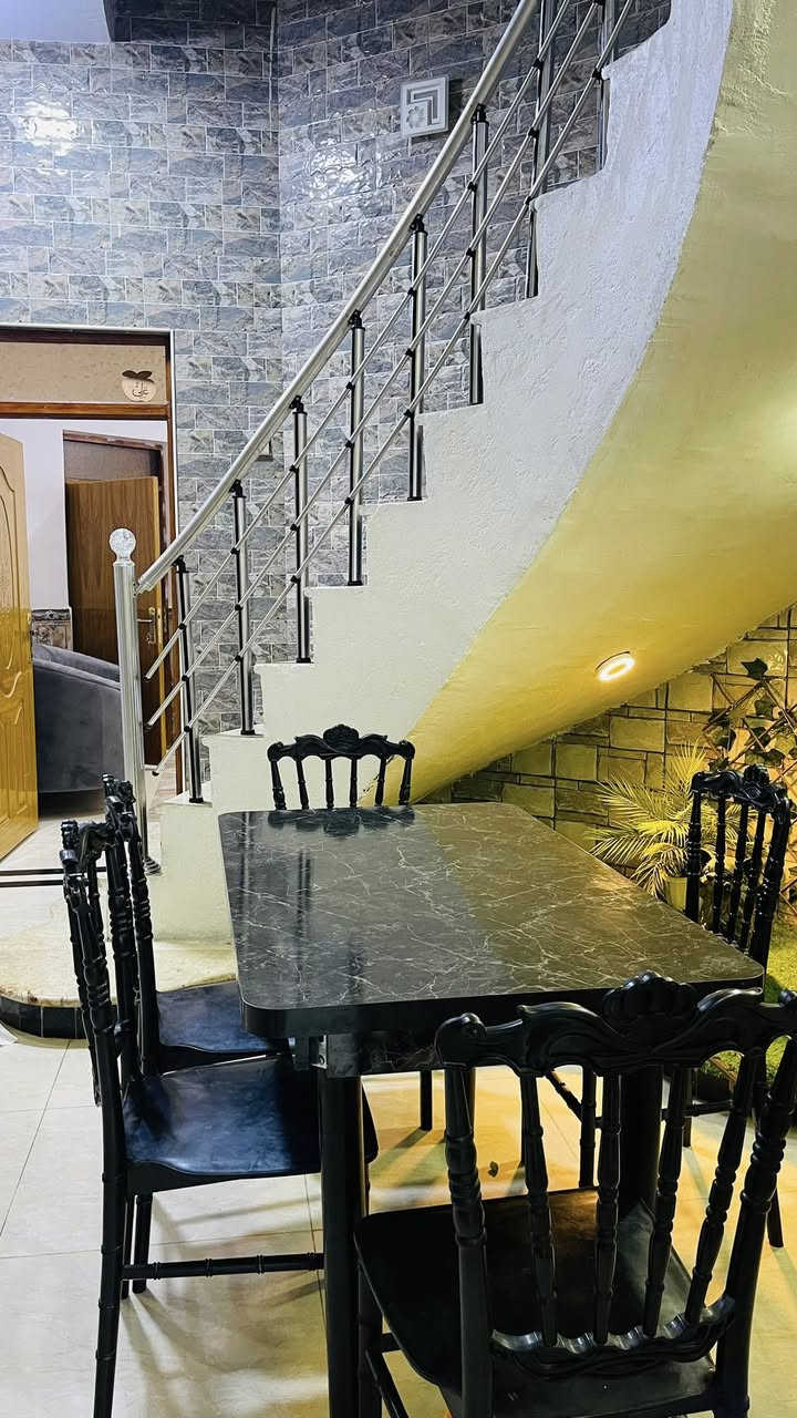 للبيع دار. سكن 220 م طابو اسهم طابقين مسلح منطقة السفينه / مقياس الماء -الطابق الارضي غرفتين وصالتين ومطبخ واستقبال ومنورين وگراج وحديقة والطالبق العلوي غرفتين وصاله وصحيات/ *********** وات ساب الحاج ابو كرار الجابري
