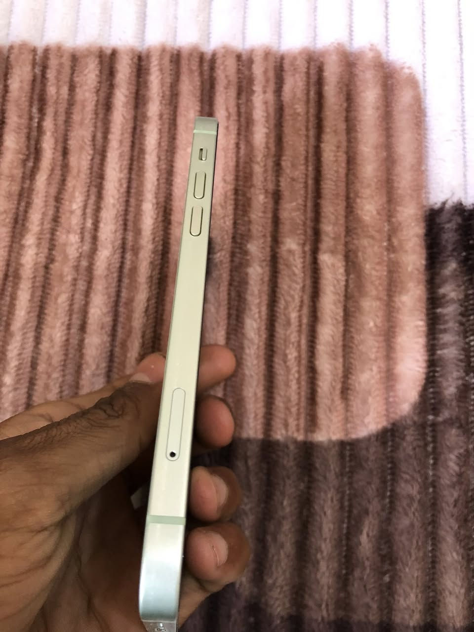 سلام عليكم 12عادي بطاريه75  ذاكره 128جهاز كله شغال ماعده الفيس ايدي متوقف سعر250 رقم التلفون  ***********
