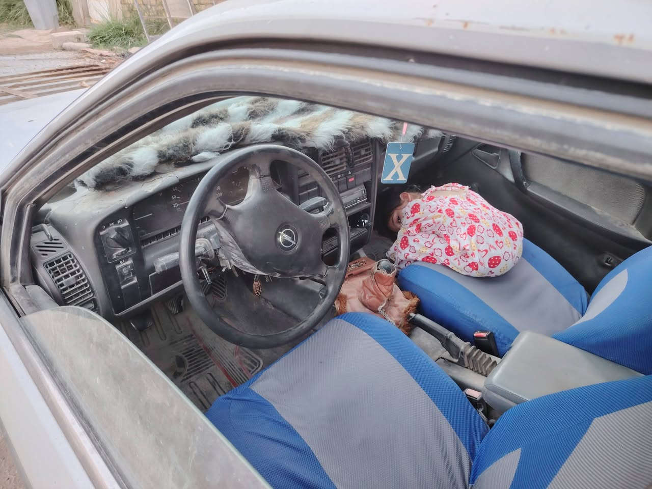 السلام عليكم سياره اوبل اوميجا صالون سياره تشتغل كل شيء ما بيها رقم بغداد تحويل مباشر سياره عرضيها ب 18 قفل يحب يتواصل على هذا الرقم ***********
