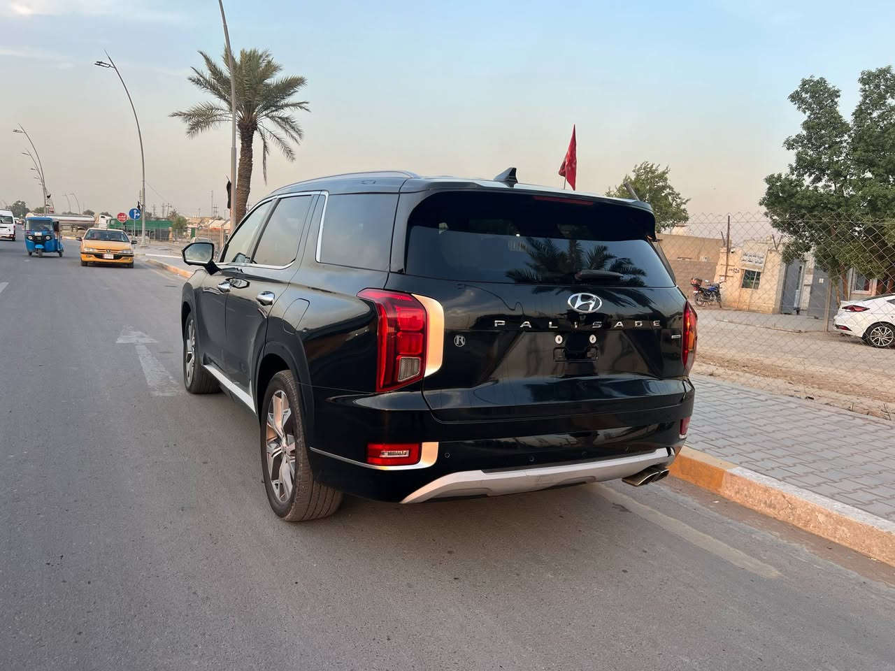 هيونداي بالسايد موديل 22 لمتدد رقم بغداد لون اسود 
داخل ابيض فور ويل فتحتين سيارة فول مواصفات ميحتاج اذكرهن ماشية 30 الف صور الحادث كدامك بدون كص ولحيم تعديل شواصي سحب ولغد ايسر بدايته تعديل والتكمة سايق شخط ماعرف بشنو طاخه بالحادث فوك بيبان مصلحة و مصبوغه سيارة جديدة وعليهه تخم تاير وتخم ويل جديد هم باتري جديد مسويلهه ادامة دهن وفلتر كير جديد دسكات تخم امامي خلفي كشنات كهربائية وتدفئة وتبريد كشنات مال صف 3 كهربائية تنطبك وتنفتح كاميرات 360 رادارات 360 حساسات امامية وخلفية انارة محيطية متغيرة اللاوان وبعد هواية مواصفات 
للاستفسار اكثر راسلني خاص او رقم الهاتف بي واتساب هم 
***********
السعر 235 وبي مجال للشراي بي خير ويدلل
