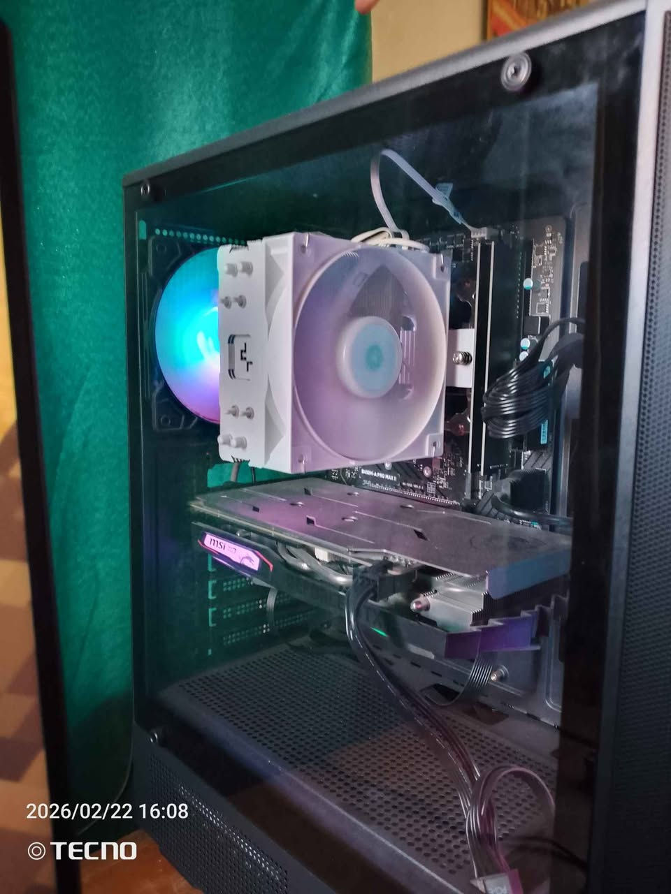 إذا تدور على حاسبة تعتمد عليها بكل شي، سواء ألعاب أو تصميم أو شغل يومي ثقيل، هاي المواصفات راح تريحك لفترة طويلة بدون ما تحتاج تطوير قريب 

المعالج AMD Ryzen 5 5500 بتردد 3.6GHz يعطيك أداء ثابت وسريع، مناسب للألعاب الحديثة، المونتاج، برامج أدوبي، وحتى البث الخفيف بدون تقطيع.
كارت الشاشة GTX 1660 SUPER 6GB واحد من أنجح الكروت بالفئة المتوسطة، يشغل أغلب الألعاب على إعدادات عالية وفريمات ممتازة، وأداءه مستقر ومجرب.
الرام 16GB بسرعة 2667MHz تخليك تفتح أكثر من برنامج بنفس الوقت، تشتغل مرتاح بدون تهنيج أو بطء.
الخزن SSD سعة 477GB يضمن إقلاع سريع للنظام وتحميل الألعاب والبرامج خلال ثواني، فرق واضح عن الهارد العادي.
نظام Windows 11 Pro محدث وجاهز للاستخدام، ما تحتاج تنصب شي.

الحاسبة مناسبة لـ: – ألعاب أونلاين مثل Warzone، Fortnite، PUBG
– ألعاب ستوري مثل GTA V و Red Dead
– تصميم ومونتاج على Premiere و Photoshop
– استخدام يومي ثقيل ودراسة وبرمجة
الملحقات:

-يو بي اس

-شاشة ASUS بمعدل 120hz

-ماوس كيمنك وكيبورد ريد دراغون وماوس باد RGB

يعني ابيع حاسبة كاملة من دسكتوب لشاشة لماوس بس انصبها وتوكل.

أداء قوي مقابل سعر منطقي، جاهزة تشتغل عليها من أول يوم بدون مصاريف إضافية.
اللي يريد جهاز يشتغل بثقة ويعطيه قيمة مقابل فلوسه، هاي اختيار موفق.

السعر ٨٠٠ قابل للتفاوض

مكاني اليرموك حي الداخلية

*********** بغداد, العراق
