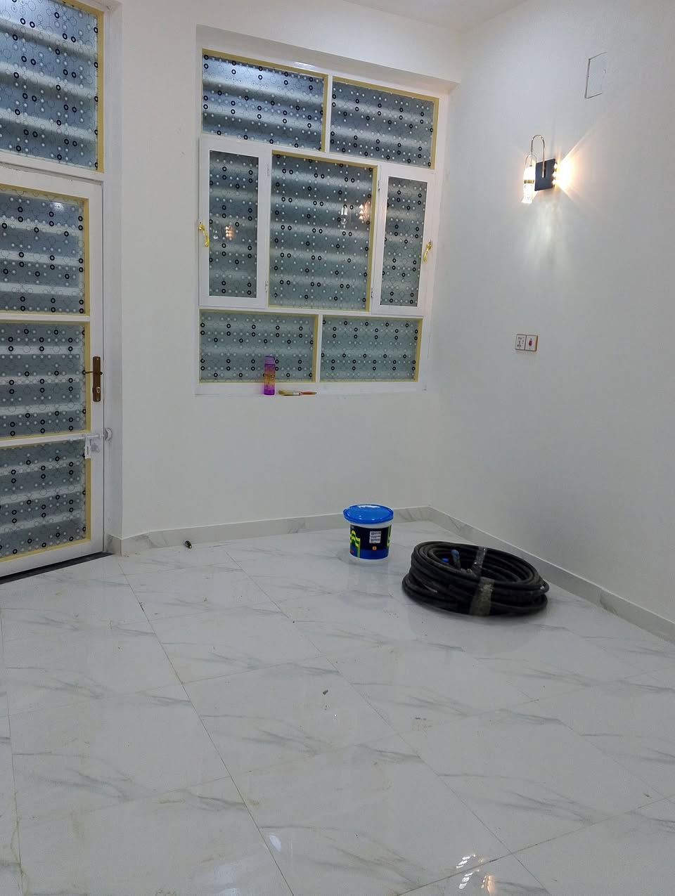 1/1/2026 
سنة جديدة بداية خير ورزق حلال للجميع يارب..

ملاحظه/ البيت فارغ يعني الي يشتري يستلم المفاتيح مباشرتا بالشراء ويسكن بي وبالعافية على الي ياخذه

بيت طابو صرف بناء حديث درجة أولى للبيع السعر 112 مليون وبي مجال بالبكرلي بالعبودية نهاية شارع الأقواس المنطقة تبليط ومجاري المساحه 100 متر يحتوي على غرفة نوم وصاله ومطبخ وهول وصحيات البيت مدخلين بناء طابوق السقف صب كونكريت موقع البيت جيد جداً سند طابو صرف تحويل مباشر باسم المشتري للاستفسار ***********
