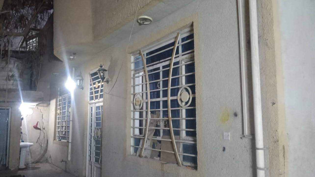عقار للبيع في كربلاء
على شارع الحولي  المؤدي الى سيد اسماعيل ، على جهة باب طويريج قرب الشارع المبلط المؤدي إلى شارع النجف أو إلى شارع طويريج 
 المساحه ٢٠٠ متر الواجهه ١٤ متر 
كونكريت مسلح بناء حديث
 يحتوي على ٢ غرف نوم وصاله واستقبال ومغاسل خارجيه وداخليه وكراج سياره وحديقه طابق
 واحد خدمات كامله ماء وكهرباء ومولد وبقربه اسواق مباشره والمدارس والمحلات 
يصلح للسكن او حسينيه أو دار لزوار الامام الحسين لقربه من شارع المشايه 
طابو ٢٥ 
للاستفسار وتفاصيل أكثر يرجى الاتصال على الرقمين 
***********
***********
