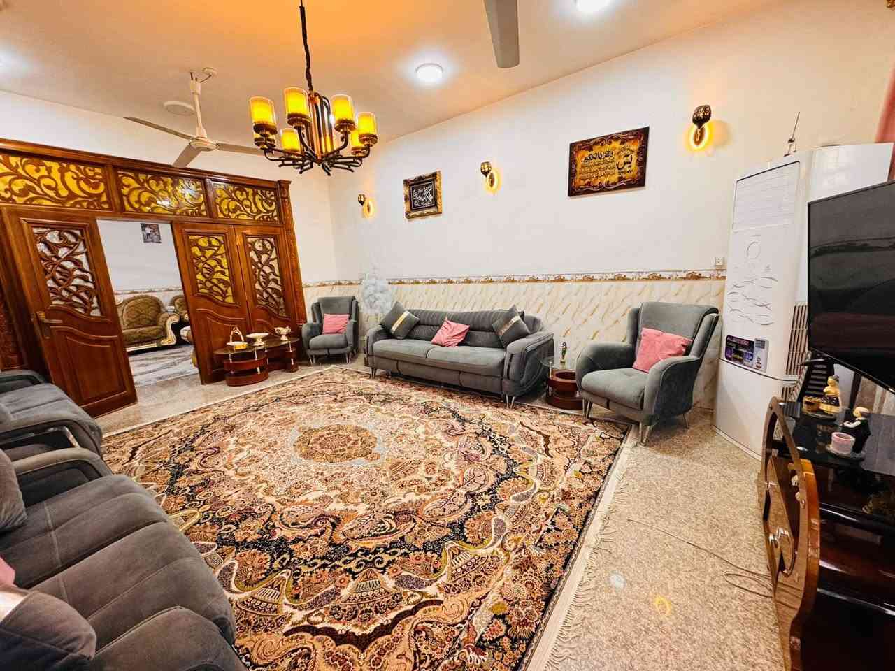 دار للبيع 
المساحه 190متر واقع حال 200متر طابقين يحتوي على 3غرف نوم وصالة وكلدور ومطبخ وصحيات 
العنوان حله جمجمه 
السعر 170مليون
للاستفسار 
***********
***********
