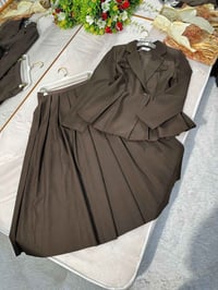 طقم قطعتين ستره مع تنوره💟   خامة دابل  ايطالي كوالتي جدا عالي   قياس  ...