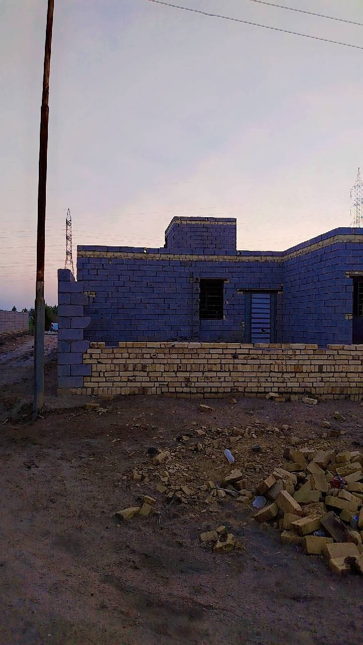 السلام عليكم يتوفر لدينا بيت للبيع في منطقه حي الجوادين بالنزله الثانيه متوفرة جميع الخدمات البيت ركن مساحته 200متر والصلته كل الخدمات من ماي وكهرباء وشوارع سبيس موقعه بحي الجوادين بالنزله الثانيه خلف المستوصف التفاصيل داخل الفيديو السعر 25وبيه مجال للاستفسار الاتصال على الرقم التالي ***********
