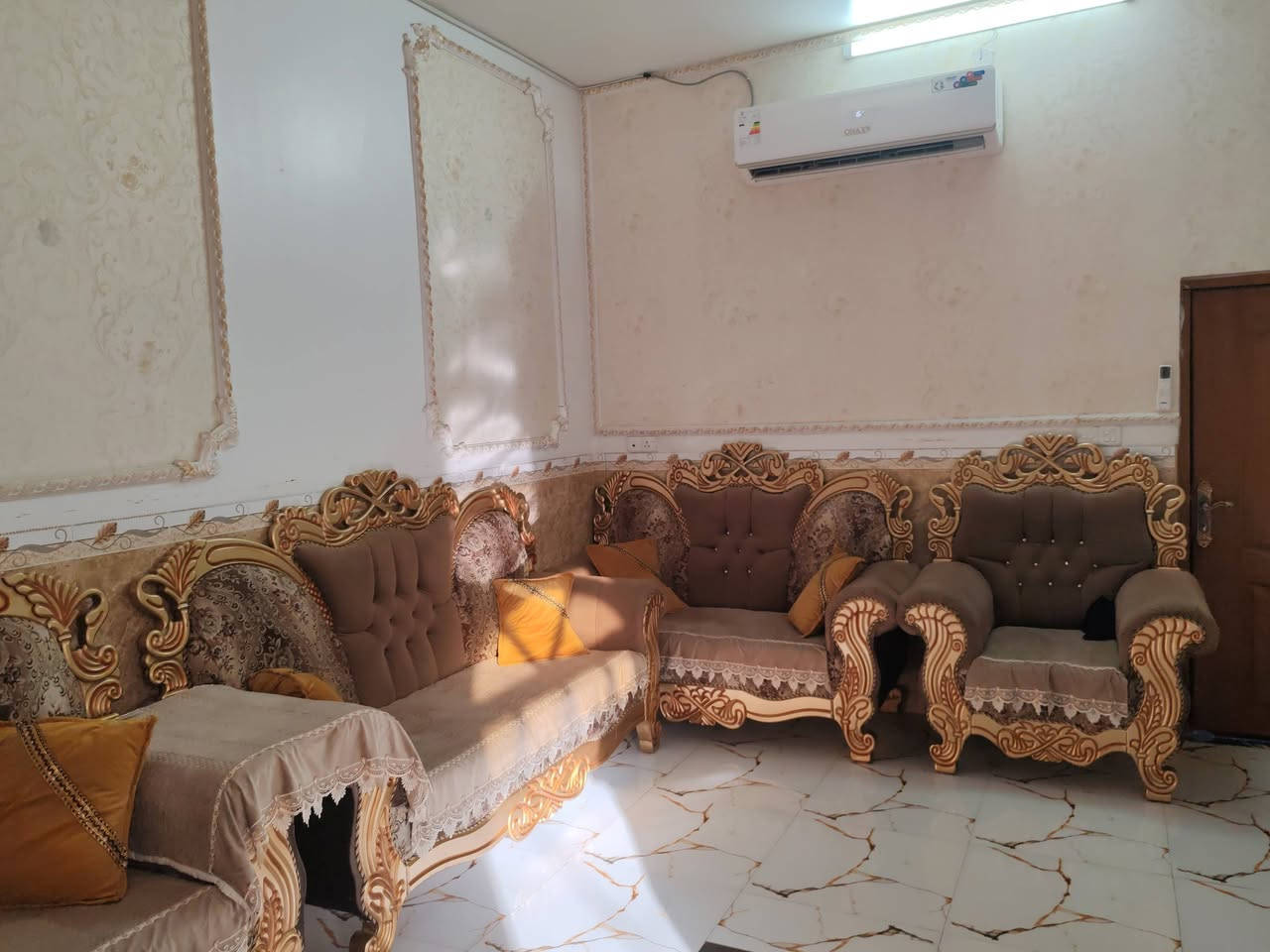 دار للبيع طابقين  الحي العسكري 
************************

📍 الموقع:الحي العسكري – الشارع العريضخلف فرن مكصد بالفرعمقابل أبو سرمد الحداد

━━━━━━━━━━━━━━━━━━📜 نوع السند: طابو صرف📐 المساحة: 180 م²━━━━━━━━━━━━━━━━━━

🏠 الطابق الأول:🛏️ غرفة نوم🛋️ صالة استقبال🏡 طارمة🚿 مجمع صحي داخلي🚻 مجمع صحي خارجي

━━━━━━━━━━━━━━━━━━

🏠 الطابق الثاني:🛏️🛏️ غرفتا نوم🛋️ صالة🌅 بلكونة

━━━━━━━━━━━━━━━━━━

💰 السعر: مراسلة واتساب أو ماسنجر

📞 للاستفسار:☎️ ***********

━━━━━━━━━━━━━━━━━━

📢 ملاحظة:إذا عندك دار للبيع أو أرض زراعية، اتصل بينا أو راسل الصفحة.🏘️ تصفح الصفحة وشاهد الدور المعروضة في جميع الأحياء السكنية وبأسعار ومساحات مختلفة.📲 أرقام التواصل موجودة داخل المنشورات.

🌟 نسأل الله التوفيق للجميع 🌟
