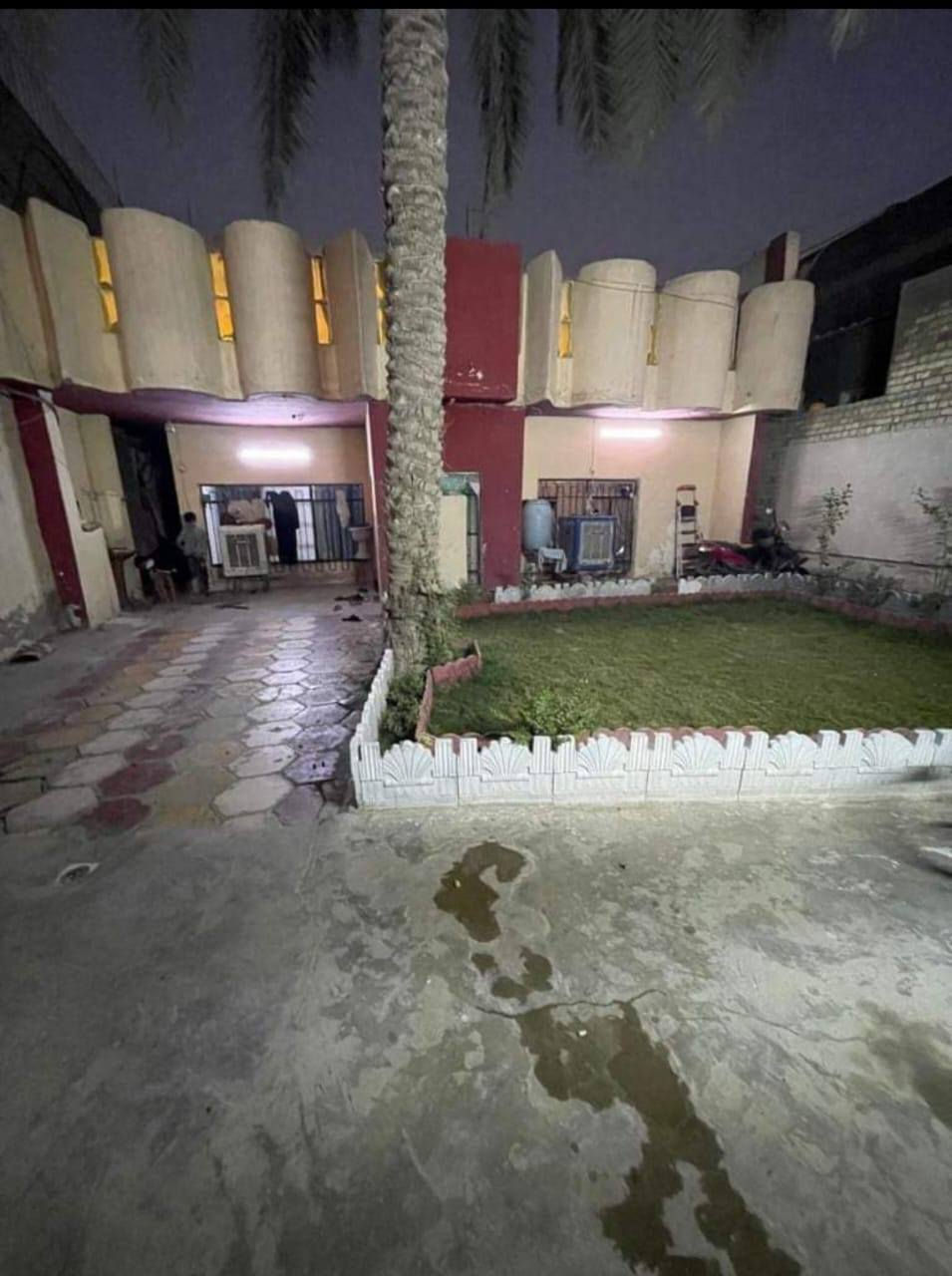 السلام عليكم.......
الدار للبيع 
المساحة 360م..... طابو صرف 
البيت يحتوي على 5غرف نوم واستقبال 
وهول ومطبخ وصاله وحمامات عدد 4 
وصطحين 
العنوان بغداد /العبيدي /قرب مدرسة سلسبيل 
الاستفسار /***********
