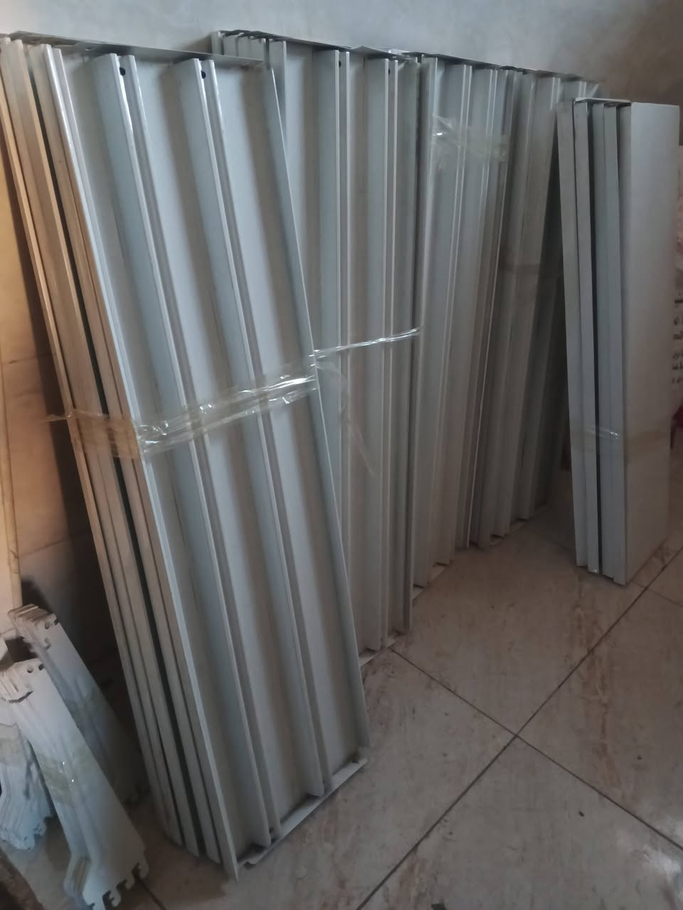 السلام عليكم ورحمه الله وبركاته 
غراض اسواق للبيع اخو الجديد استعمال اقل من شهر
ميز سفينه 3متر 24رف  الطول مترين والرتفاع مترين  عرض الرف 30سنتم  +رفوف 4امتار الطول العرض 30 خشب تركي هنه و مساكاتهن 
اليريدهن يدلل وبسعر مناسب 
*********** مكاني نجف شارع المدينه

