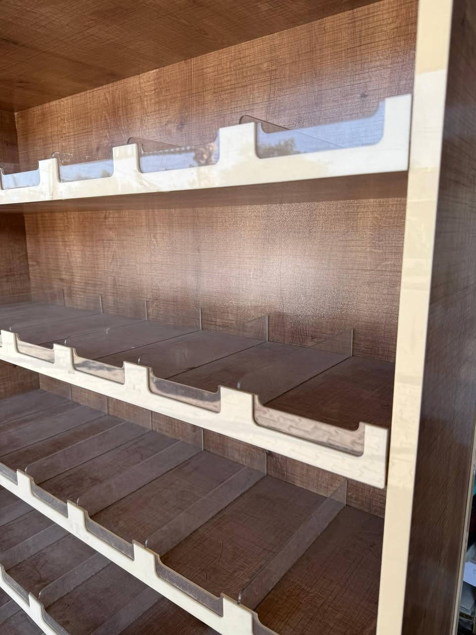 السلام عليكم متوفر عارضة اضباغ للبيع خشب صاج كما موضح التفاصيل بالصور 
للاستفسار والطلب الاتصال على الرقم هذا ‏‪0771 369 8326‬‏
