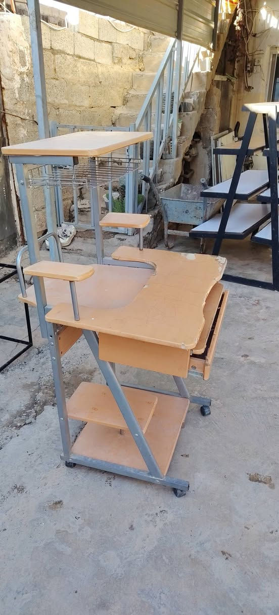 شاشات عدد٢ شغالات للبيع مع ميز حاسبة ***********
