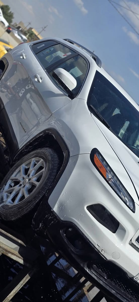 بزون موديل 2017 فول موصفات بنوراما بصمه كامره سياره نضيفه عنوان بغداد ابوغريب *********** سعر 125 بيها مجال
