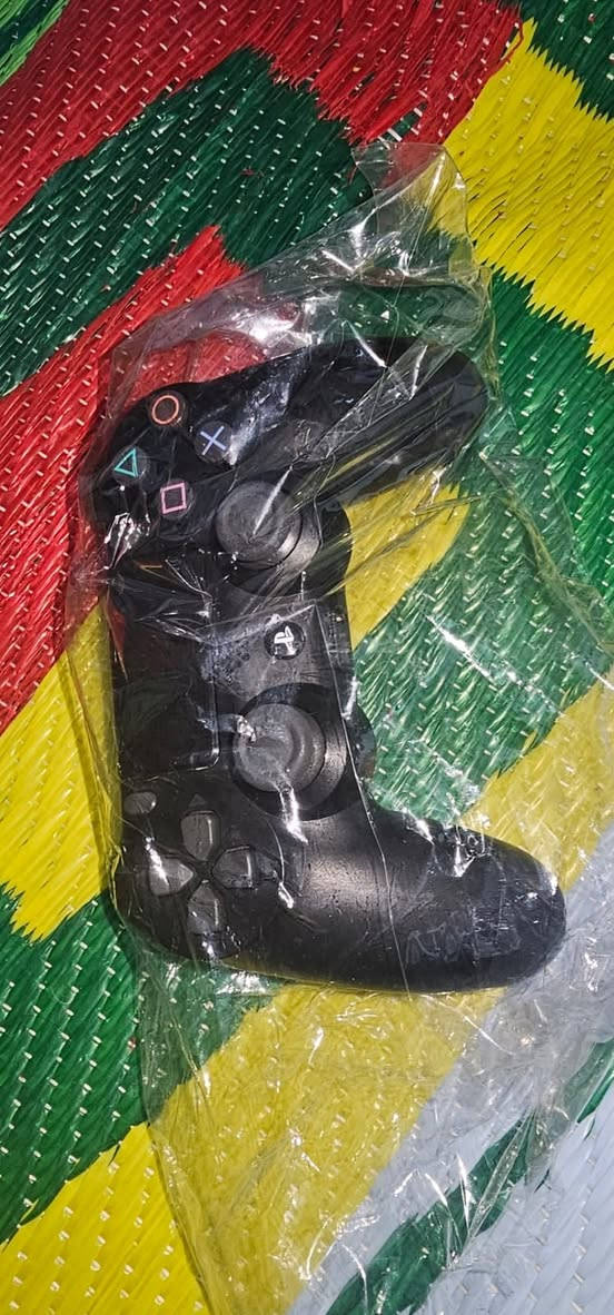 بلي ستيشن 4 برو مهكرذاكرة تيرا نظام ٩ يجي ويا 10 العاب حسب الطلب لون ابيض ولون اسود 
+جويستكات بلي 4 مفرد وجمله ابيع
وعندي توصيل لكل المحافظات


**إذا كنت صاحب هذا الإعلان وتريد حذفه لأي سبب، رجاءا أرسل رسالة إلى الدعم الفني**