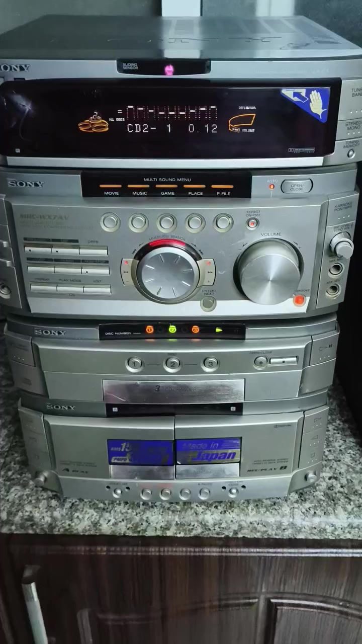 سوني بدون سماعات  مع ريموته  السعر ٥٠دولار


**إذا كنت صاحب هذا الإعلان وتريد حذفه لأي سبب، رجاءا أرسل رسالة إلى الدعم الفني**