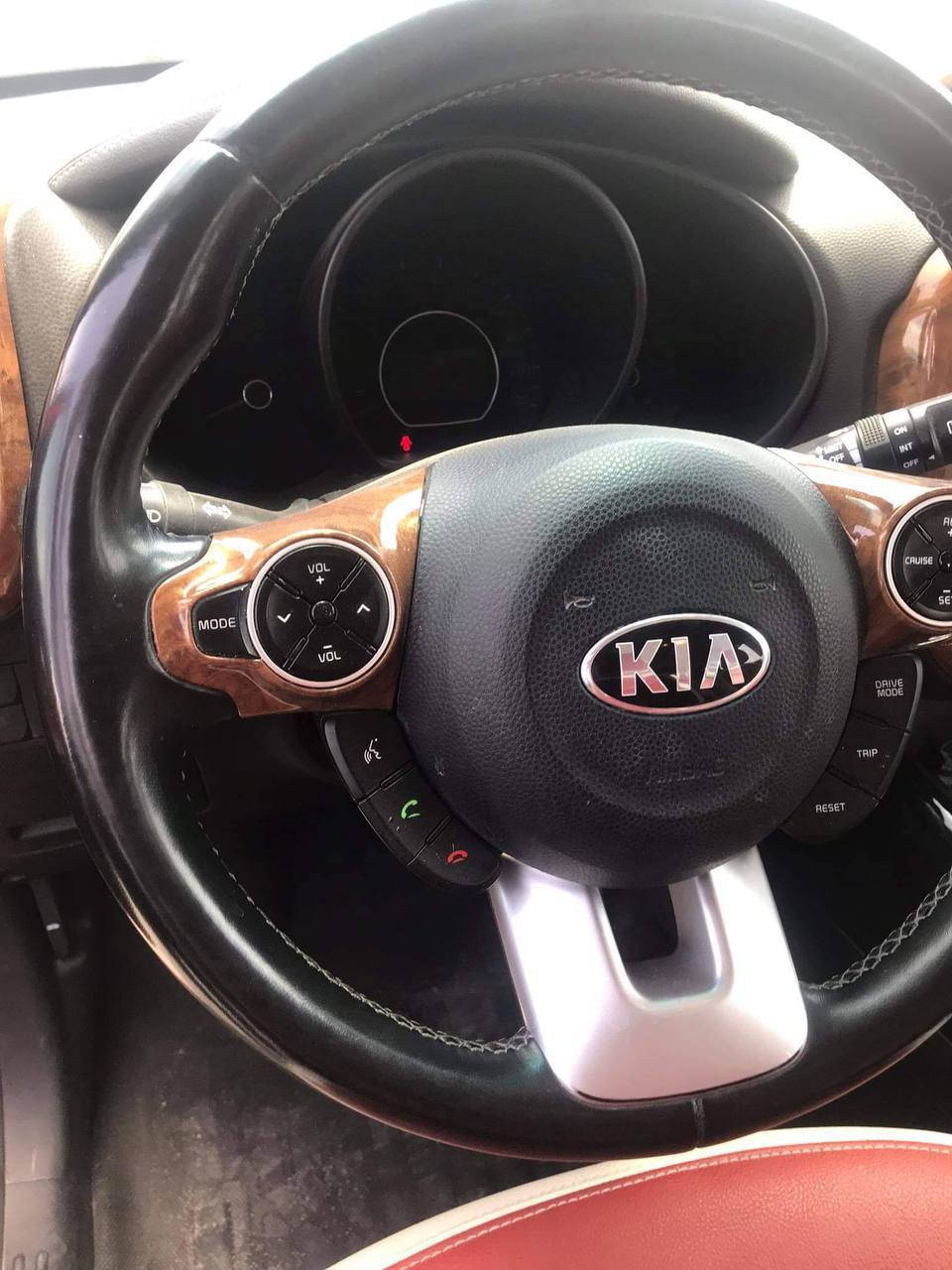 صول موديل 2019 وارد امريكي
محرك 2000
ماشية 110كم قابل للزيادة
بدون حادث فقط بيه رصعات 
السعر 140 وبيه مجال 
المكان الحله
***********
***********
