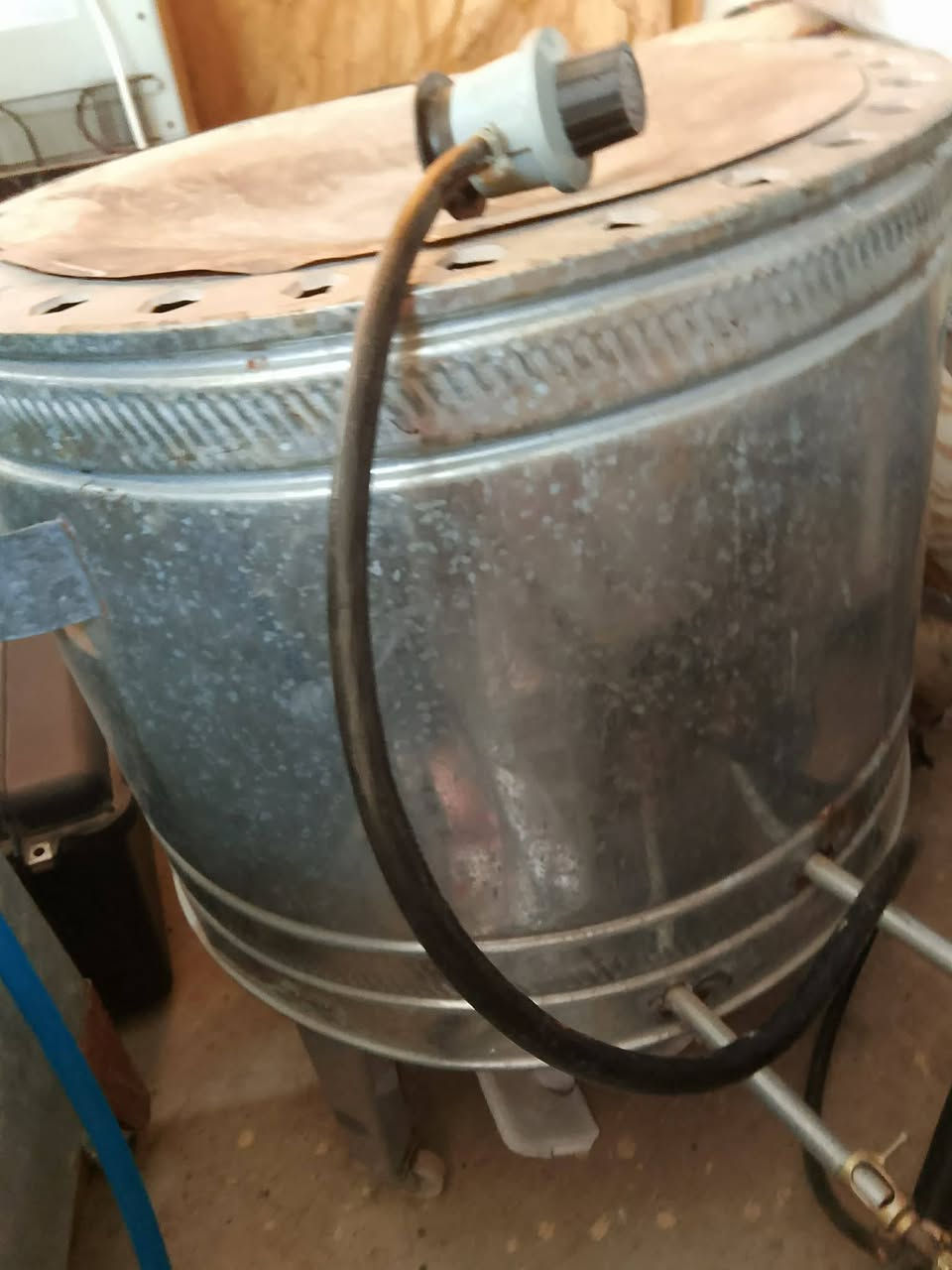 السلام عليكم عندي غراض بيع مستعجل سعرها تنور الغاز الصغير ٨الف تنور الغاز الچبير ٣٠الف  الخلط ٣٠ الف مكنسه كهربائيه ٨الف‏‪***********‬‏ مكان موصل حي سومر
