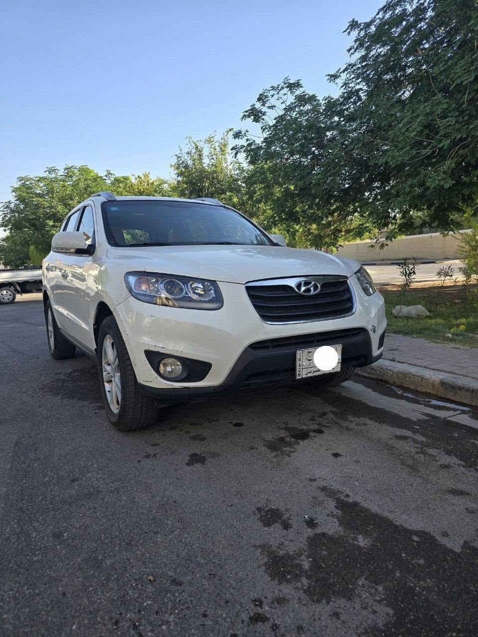 🚘 للبيع هيونداي سانتافي خليجي 2011 - فول أوبشن 🚘

إذا تدور على سيارة عائلية نظيفة، قوية، ومريحة بالسفر والاستخدام اليومي، هاي فرصة ممتازة 👍

✅ هيونداي سانتافي خليجي 2011
✅ محرك 3500 سي سي - 6 سلندر
✅ دفع رباعي (4×4)
✅ 7 راكب
✅ عداد 181 ألف كم فقط
✅ لون أبيض - داخلية بيج بحالة ممتازة
✅ بدون صبغ
✅ باسمي وجاهزة للتحويل فوراً
✅ سنوية سارية لأكثر من سنة

🔹 المواصفات:
✔ فتحة سقف
✔ مرايا جانبية شفط كهربائي
✔ تحكم كامل بالستيرن
✔ كروز كنترول
✔ ثلاجة داخل الجكمجة
✔ تحكم كهربائي بكشن السائق والمجاور
✔ حساسات خلفية
✔ تبريد ثلج
✔ مكينة وكير بحالة ممتازة جداً

🔹 ملاحظات مهمة:
✅ السيارة خالية من الحوادث
✅ لا يوجد أي صبغ
✅ فقط بعض الشخوط البسيطة ورصعة خفيفة لا تؤثر على الاستخدام

💰 السعر: 165 ورقة وبيه مجال  للجاد
📍 الموقع: بغداد
❌ بيع فقط - بدون مراوس

سيارة جاهزة وما تحتاج أي مصروف كل الزيوت والسوائل الاستهلاكية والفلاتر مبدلها حديثا .

للاستفسار والتواصل على الخاص أو الأتصال على الرقم 
***********
