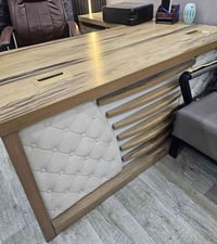 ميز مكتبي للبيع نضيف جدآ للاستفسار07809695115 اتصل فقط