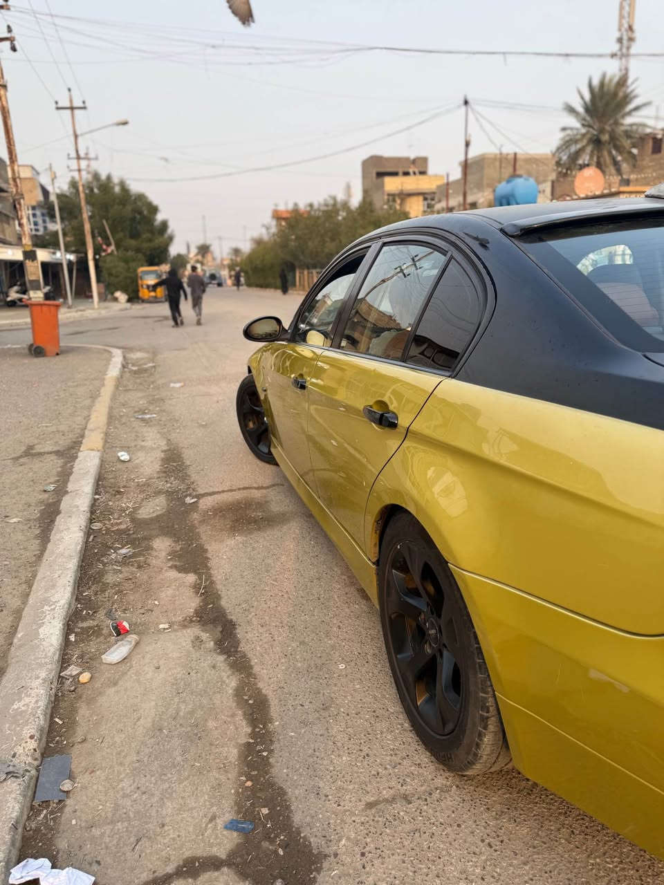 سلام عليكم 
BMW E90 2011 
محرك 6 سلندر تون توربو N54 ( كايمة ) 
تو كلر مذكور بالسنوية مصبوغة عام 
رقم بغداد مميز بسم اخوي تحويل بكل وقت 
كشنات جلد M 
انارة ترحيب فتحه سقف 
مواصفات معروفه E90 
رقمي : ***********
مكان السيارة بغداد - الحبيبية 
اخوان السيارة تاخذه بكرين فاتح كير و مكينه باب البيت 
السعر : 69 بغداد, العراق
