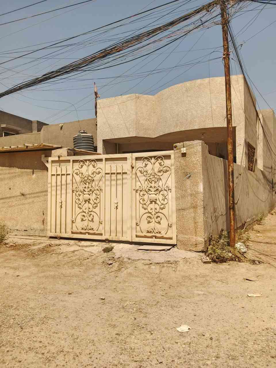 السلام عليكم بيت للبيع تعمير جديد مساحته 150متر 
النزال 20 
البيت بيه غرفه نوم واحده +هول  مفتوح عل مطبخ +مطبخ
+مخزن واحد +بيتونه كبيره +حمام داخلي +تواليت  
السعر اتصل 
الرقم. ***********
العنوان. بغداد الزعفرانية شارع الزوراء
