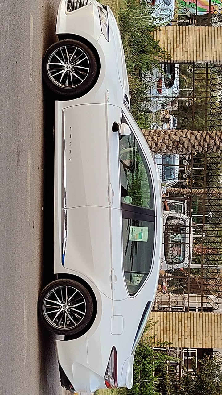لبيع
تويوتا كامري 2023 GLE هايبرد 
محرك 2500 - 
الوكيل: عبداللطيف جميل السعودية  
الفئة:GLE

المواصفات الميكانيكية - نظام الهايبرد:
المحرك: 2.5 لتر 4 سلندر بنزين + محرك كهربائي
القير: CVT إلكتروني خاص بالهايبرد
الدفع: أمامي
كفاءة استهلاك الوقود: 26.0 كم/لتر - اقتصادية جداً
سعة خزان الوقود: 50 لتر

المميزات الخارجية:
الويل ألمنيوم مقاس 17 انش 
أنوار LED أمامية ونهارية مع عدسات
كشافات ضباب LED أمامية
مرايا جانبية كهربائية قابلة للطي مع إشارات
حساسات أمامية وخلفية
شعار "Hybrid" على الرفارف

المميزات الداخلية والتقنية:
شاشة لمس 8 انش تدعم Apple CarPlay و Android Auto
كاميرا خلفية
دخول ذكي + تشغيل بصمة
مثبت سرعة راداري DRCC + نظام تتبع المسار LTA
مقاعد قماش فاخر بتحكم كهربائي للسائق
تحكم بالنظام الصوتي من المقود
مكيف أوتوماتيك بتحكم منفصل مع فتحات خلفية
أنظمة الأمان 
نظام ما قبل الاصطدام PCS
تنبيه مغادرة المسار LDA
مثبت سرعة راداري متكيف DRCC
فرامل ABS + نظام الثبات الإلكتروني VSC
نظام التحكم بالتماسك TRC
6 وسائد هوائية
نظام مراقبة ضغط الإطارات TPMS

الحالة: جديدة 
اللون : أبيض لؤلؤي 
الممشى: 54 الف كم  
مميزات الهايبرد: صرفية ممتازة 26 كم/لتر، هدوء داخل المدينة، عزم قوي

للتواصل ***********
السعر  23.500 $
235 $ ورقه وبيه مجال 
الموقع:  العراق بغداد  / قرب شارع فلسطين

