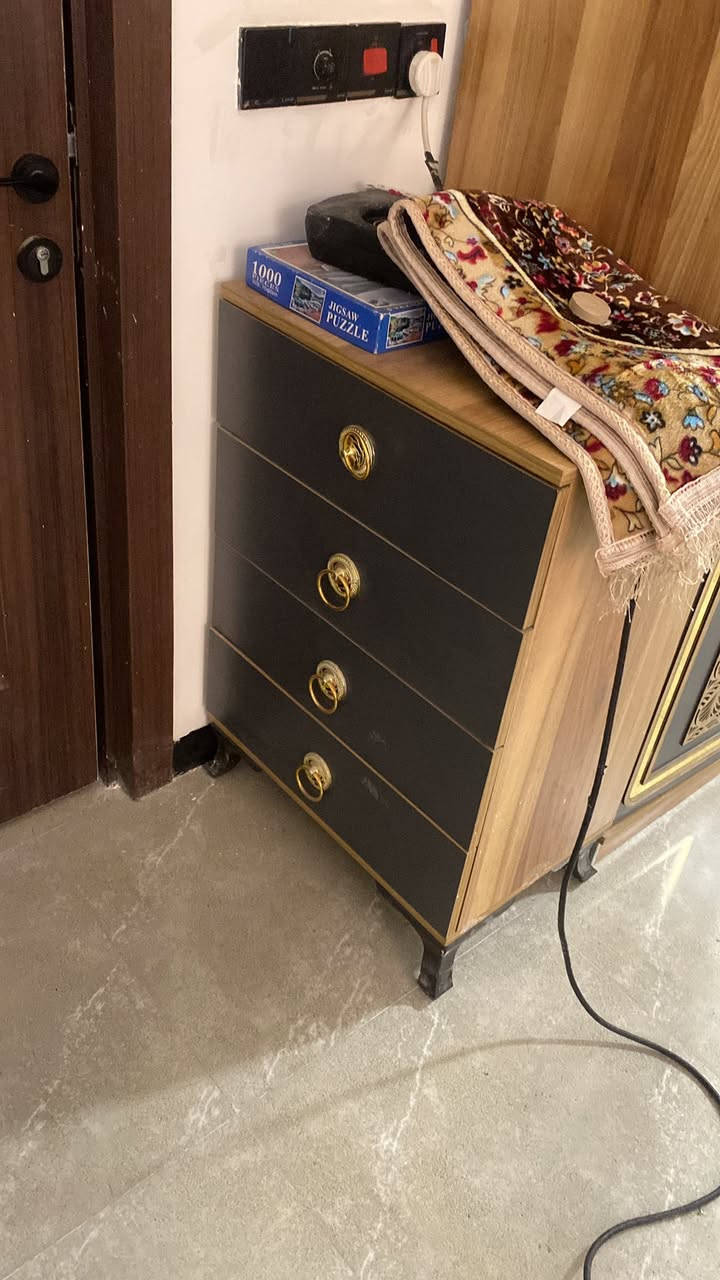 سلام عليكم اثاث للبيع
***********
