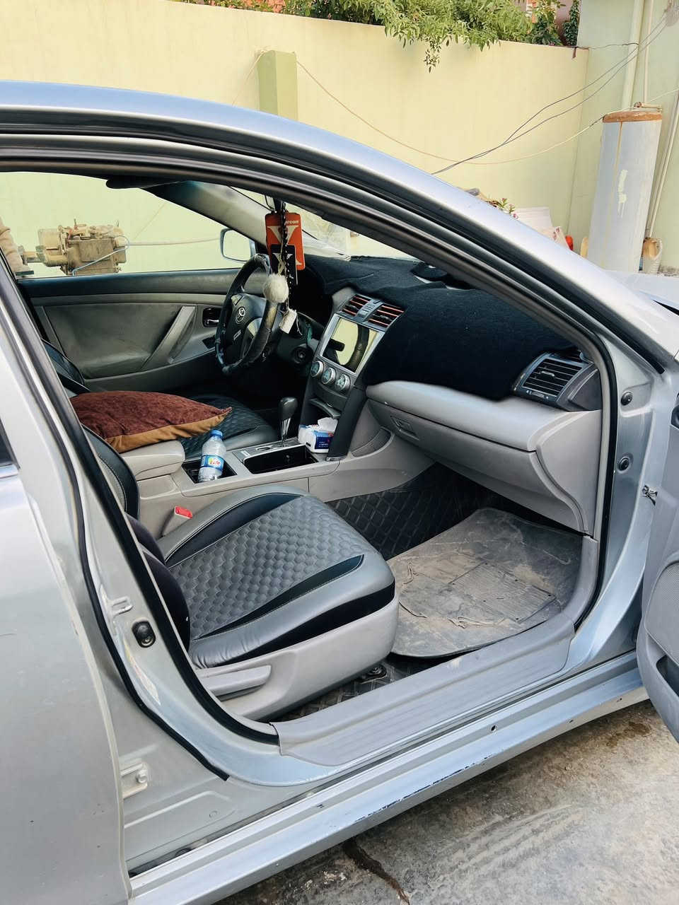 السلام عليكم للبيع كامري 2007 محرك افلون ٦ كير ومحرك  كهربائيات شرط بيه قطعه وحده عكس السايق السياره احلى من الصور رقم دهوك بسمي السعر ١٠٥ رقم الهاتف***********
