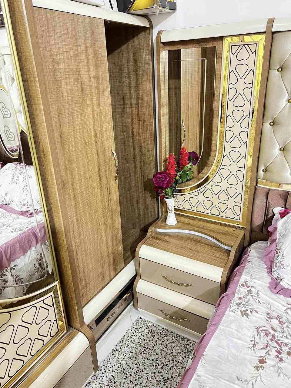 السلام عليكم... 
غرفة اخشاب تركي لميس عدد ٩ قطع 
بيع مستعجل الغرفة بعدها جديد وسعرها مناسب 
للاستفسار ***********

