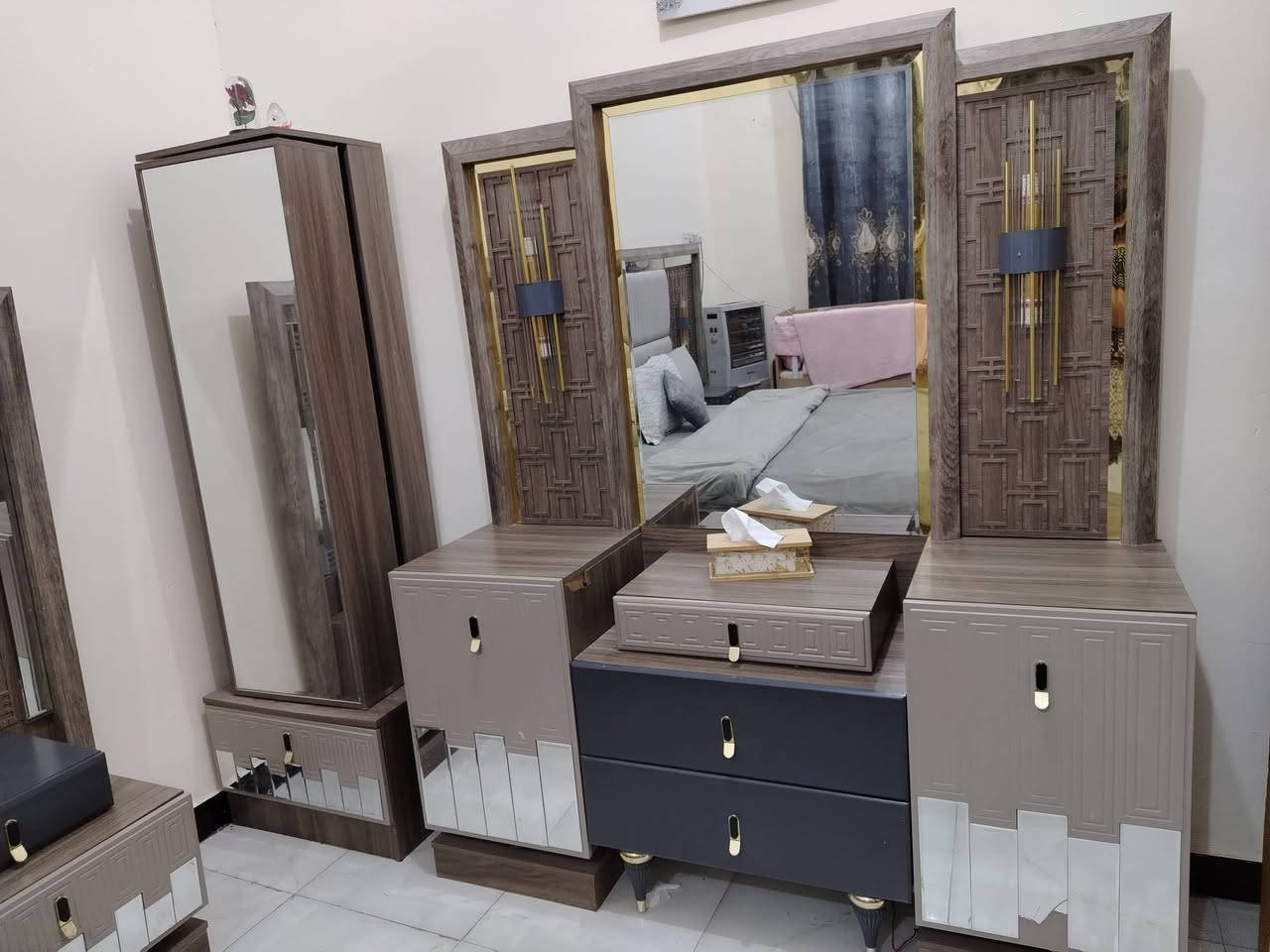 السلام عليكم 
غرفة اخشاب للبيع ايطاليه 
السعر مليون 
للاستفسار أكثر الاتصال ع الرقم 
***********
