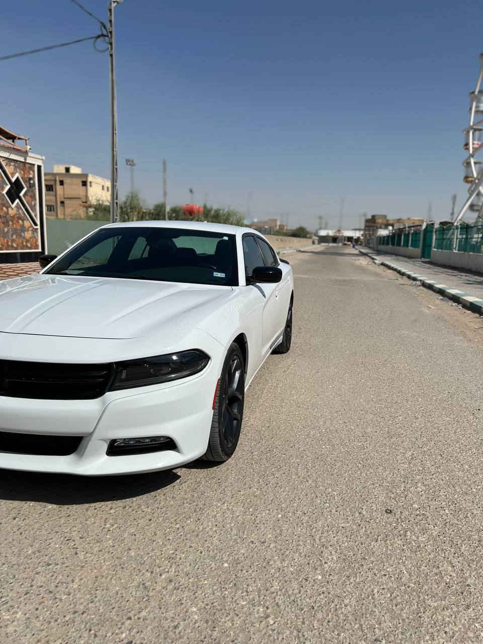 السلام عليكم دودج تشارجر للبيع موديل 23 لون ابيض اصل 23 سياره كلين تايتل  واحلى من الصور بدون رقم  منفيس باسمي حادثها فقط دعاميه اماميه بدون دواخل وبدون ايرباك ماشي 25,000 فقط كاميرا دواره وشاشه كبيره مكينه 3600  ويل حجم 20 سياره مواصفات بلاك توب رقم الهاتف ***********
