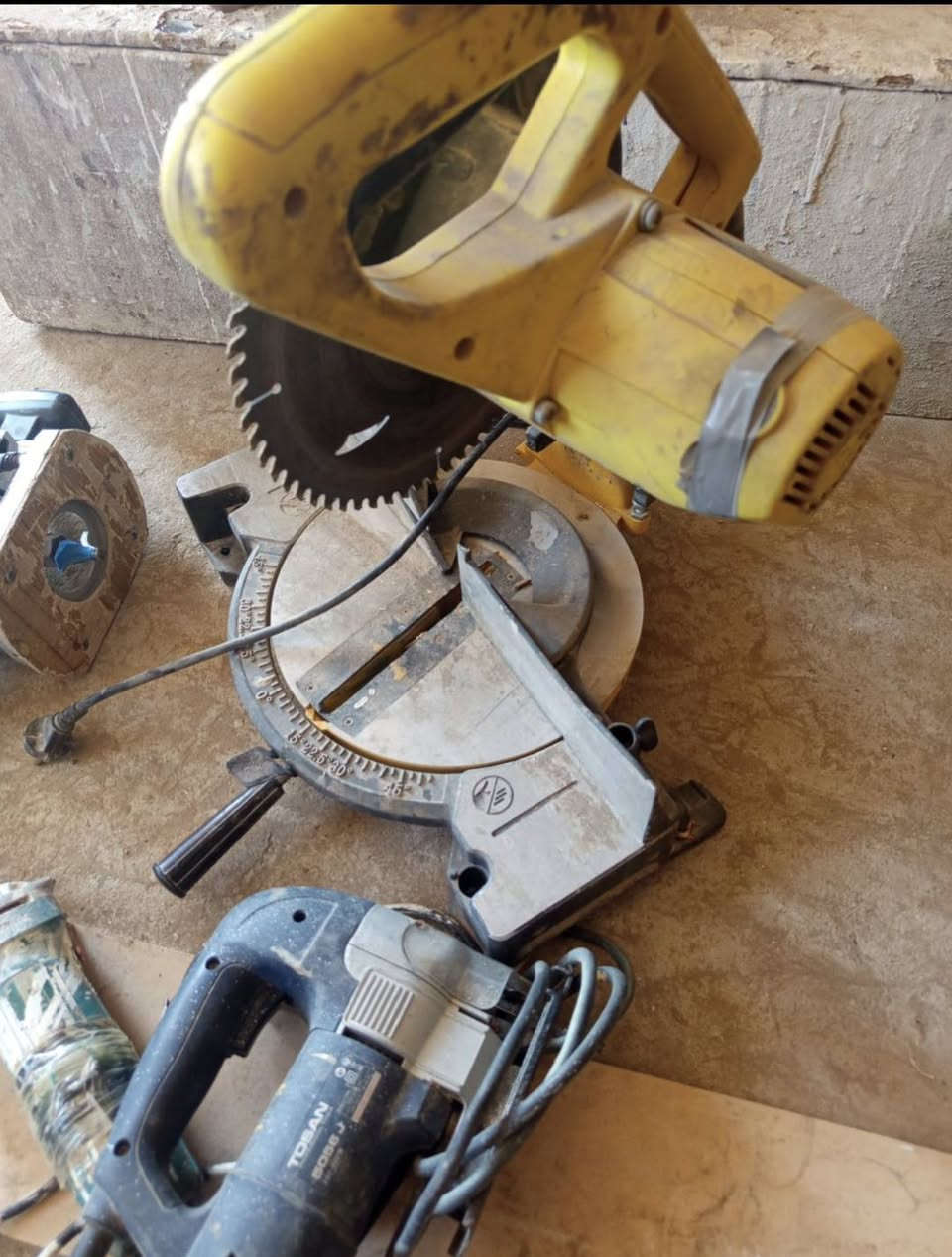 اغراض مال نجاره ذني نظيفات امانه الله ما بيهن شيء وشغالات واي شيء ما بيهن وسعرهن 300,000 فقط***********
