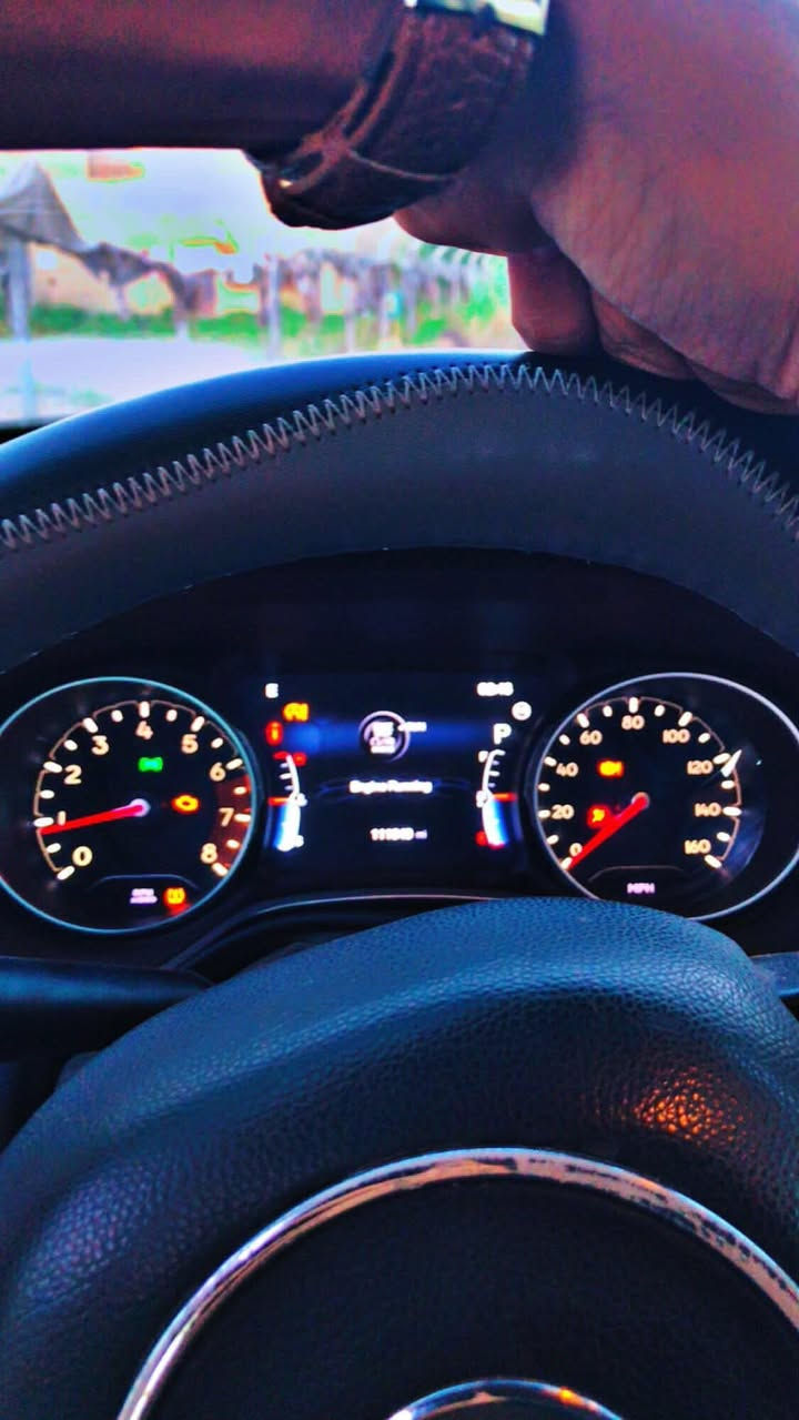 🚗 للبيع جيب كمباس 2018 (نص فول - نظافة وكالة) 🚗
⚠️ الرجاء قراءة تفاصيل المنشور كاملةً قبل الاتصال ⚠️
سيارة تبرُّ بالعين، استخدام محافظ ومواصفات كاملة، جاهزة للاستخدام ومكفولة من الأساسيات:
• المحرك والـكـيـر: خير من الله، شرط الفحص في أي مكان يعجبك.
• المواصفات:
 بصمة: تشغيل وبصمة أبواب (دخول ذكي).
 شاشة: كبيرة تدعم Apple CarPlay ونظام متطور.
 كاميرات ورادارات: نظام متكامل للسلامة والرؤية.
 أمان: إشارات بالمري (جانبية).
 تبريد: نظام تبريد منفصل (قطعتين) ثلج.
 المقاعد: جلد طبيعي بحالة المصنع.
 التحكم: تحكم ستيرن كامل (تثبيت سرعة، صوت، واتصالات).
 الإطارات: تم تبديل تاير جديد بالكامل (نقشة ممتازة).
📋 تفاصيل البودي:
• الشاصي والتكم والقمارة: مكفولات 100%، بدون أي حادث أو دخول.
• الصبغ: قطعتين صبغ خارجي فقط (بدون معجون)، مع ضربة صغيرة بالجاملغ الخلفي (موضحة بالصور).
💰 السعر والاتصال:
• السعر: 120 ورقة (12,000 دولار) وبيه مجال بسيط للشراي الطيب.
• رقم الهاتف: *********** 📞
