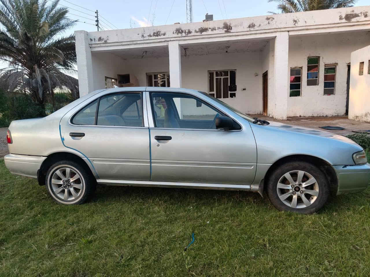 *للبيع نيسان سني 2000* 🚗💨
*المواصفات:*
- *النوع*: نيسان سني Nissan Sunny 
- *الموديل*: 2000
- *اللون*: رصاصي سلفري 
- *الگير*: اوتوماتيك
- *المحرك*: 1600cc
- *السنوية*: صالحة إلى 2028
- *مكان السيارة*: واسط - شيخ سعد

*مميزات السيارة:*
1.  سيارة عملية واقتصادية جداً بالبنزين
2. نظيفة وبحالة ممتازة 
3.  جاهزة للتحويل وكلشي بيها واضح
&بها نواقص بسيطة 
*السعر*:50ورقة قابل للتفاوض والشراي ما نقصر وياه
*للاستفسار الاتصال*:  ‏‪***********‬‏

#غير متواجد على الفيس بوك للاستفسار الاتصال على الرقم اعلاه
