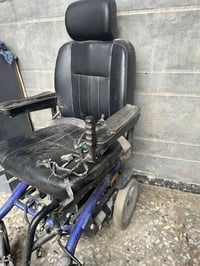 كرسي كهربائي • خلل • بطاريات شغالة