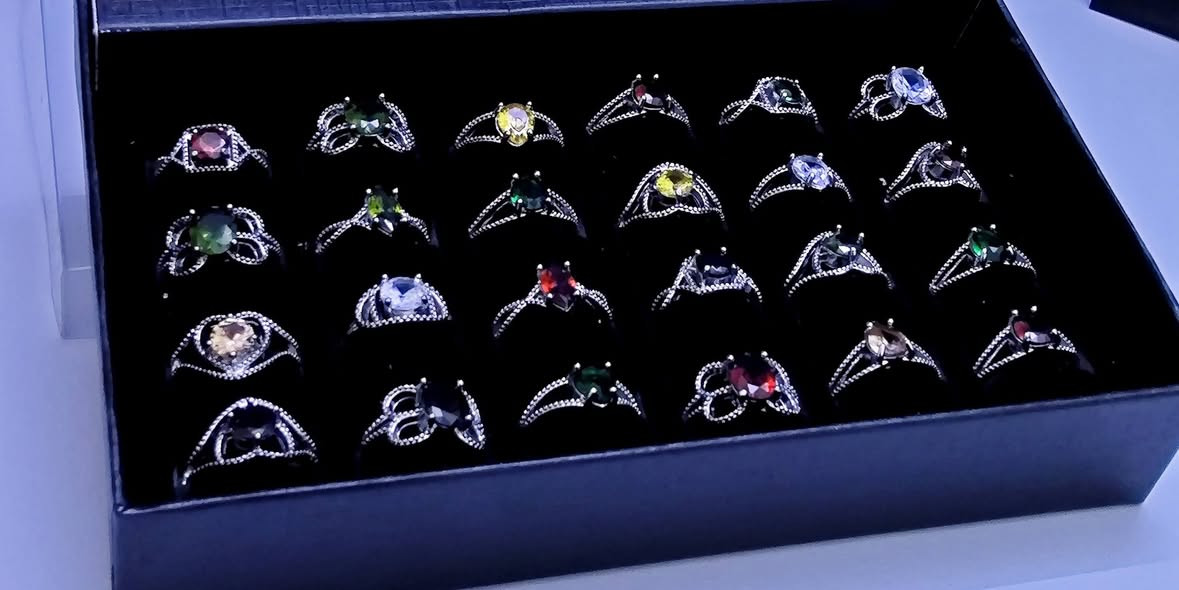 الفخامة مو لازم تكون بعيدة ولا غالية🖤
أهلنا في بسماية العزيزة.. صار الوقت ننهي حيرة الهدايا! 🛑🎁
كثير منكم يحير بمناسبة قريبة، أو يريد يهدي شخص غالي، ويشيل هم المشوار لبغداد، والوقت، والتكلفة، وفوقها الحيرة بنوع الهدية وتغليفها.
في HY.Art، حلينا لكم المعادلة الصعبة:
✅ قطع إكسسوارات راقية: (سوارات، قلايد، محابس) بموديلات مختارة بعناية.
✅ تغليف ملكي مجاني: علبة سوداء فخمة + ورق قش + كارت إهداء "للغالية".
✅ توصيل سريع: لباب عمارتكم داخل بسماية
للحجز أو الاستفسار، تواصلوا معنا عبر رسائل الصفحة 📥
أو اترك تعليق بكلمة "تم" وتوصلك التفاصيل.
عروض الافتتاح كلش حلوة ومناسبة لا تضيعها


**إذا كنت صاحب هذا الإعلان وتريد حذفه لأي سبب، رجاءا أرسل رسالة إلى الدعم الفني**