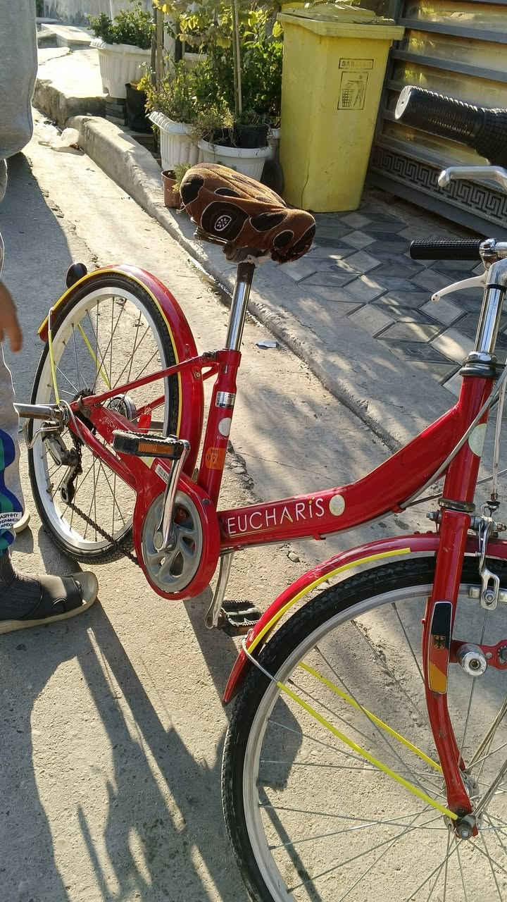 السلام عليكم بايسكل للبيع السعر 90وبي مجال للطيبين حجم22 ياباني الون احمر مامصبوغ بي شغطات قليله العنوان ام الكبر والغزلان بغداد للتواصل ***********
