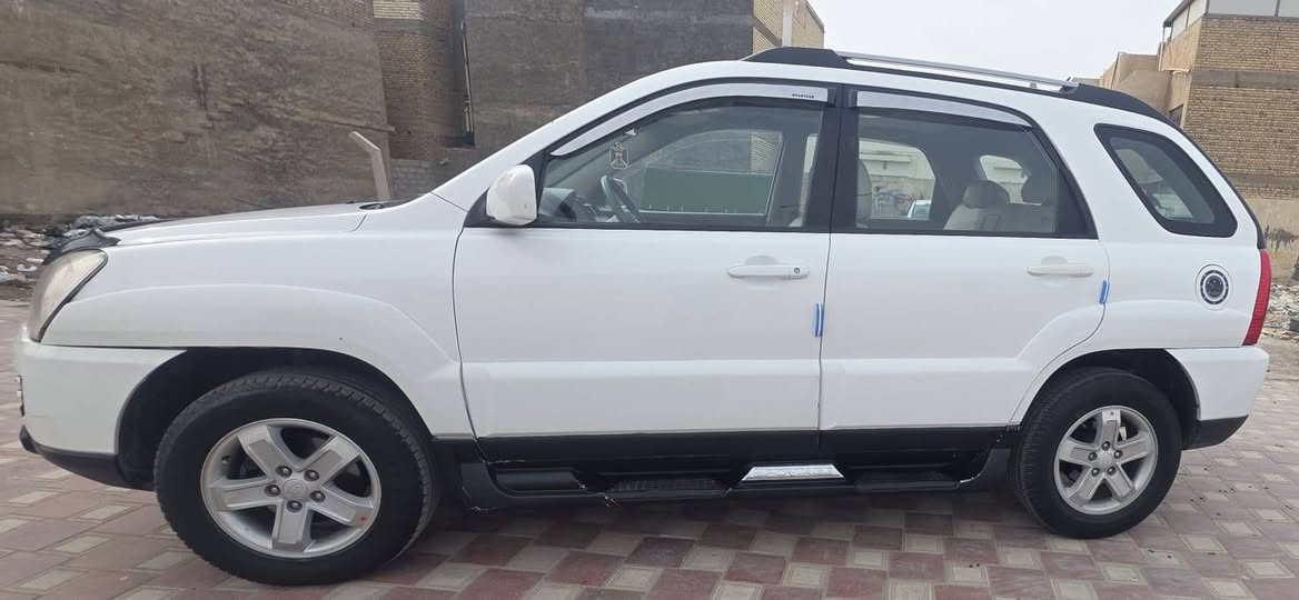 سلام عليكم.
كيا سبورتج 2009.
محرك 2000 مامفتوح. 
أربيل اتريد تحويل اتريد وكالة. سنويه جديدة هزة جديدة. 
شاشة وكامرة. 
فتحة تخم تاير حدادية جديدة.
السيارة مكفولة كفالة عامة.لاضربة ولا صبغ
كربلاء المقدسة حي السلام.
السعر //118.
***********
رجاءا رجاءا فقط بيع وغير متواجد على اي تواصل اجتماعي.
