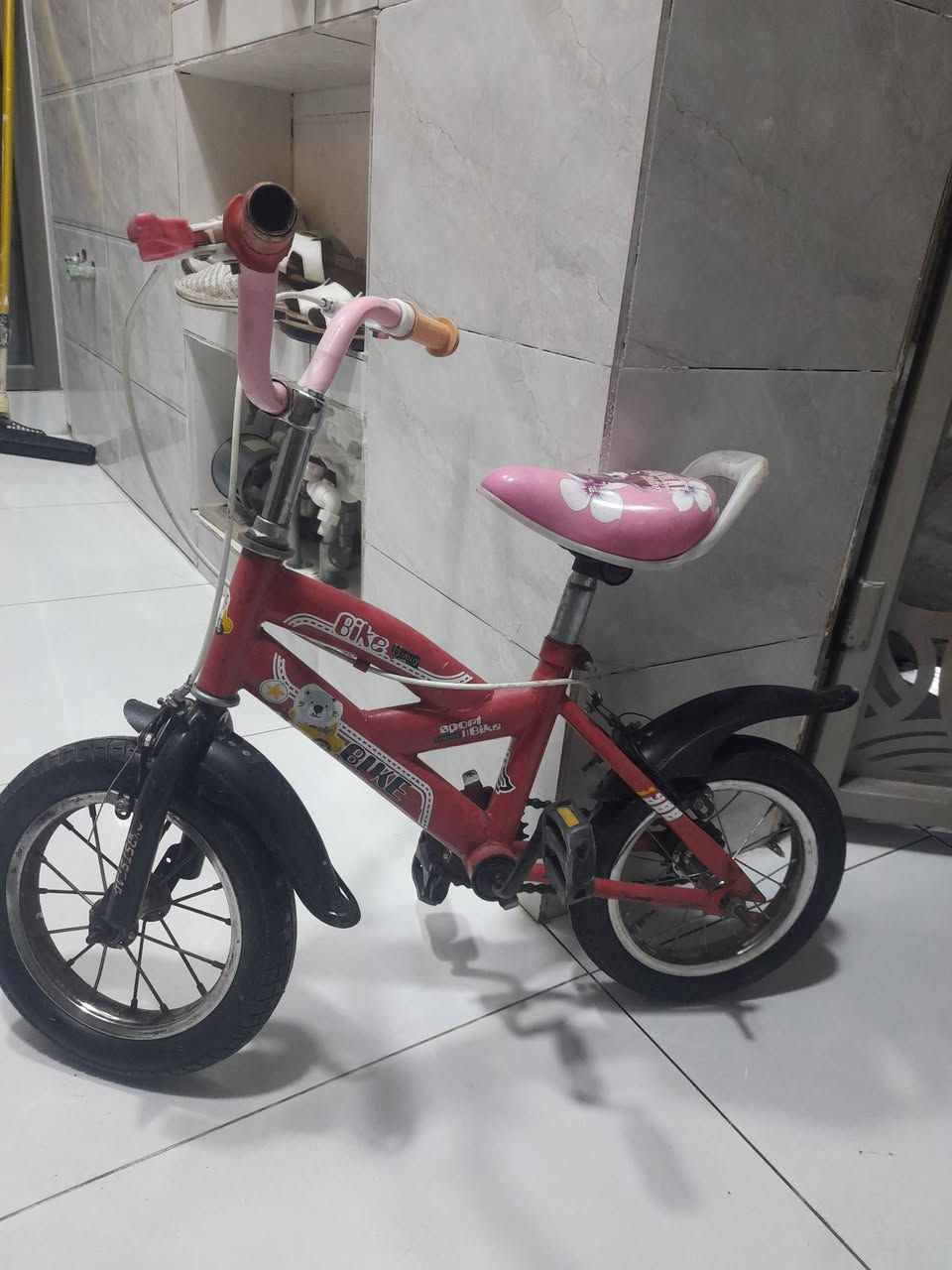 السلام عليكم متاح باسكل حجم ١٦ رياضي كامل من كلشي اي نقص مابي السعر ٣٥ الف وحجم ١٢ نوعية ممتازة ٢٥ الف التحرير ***********
