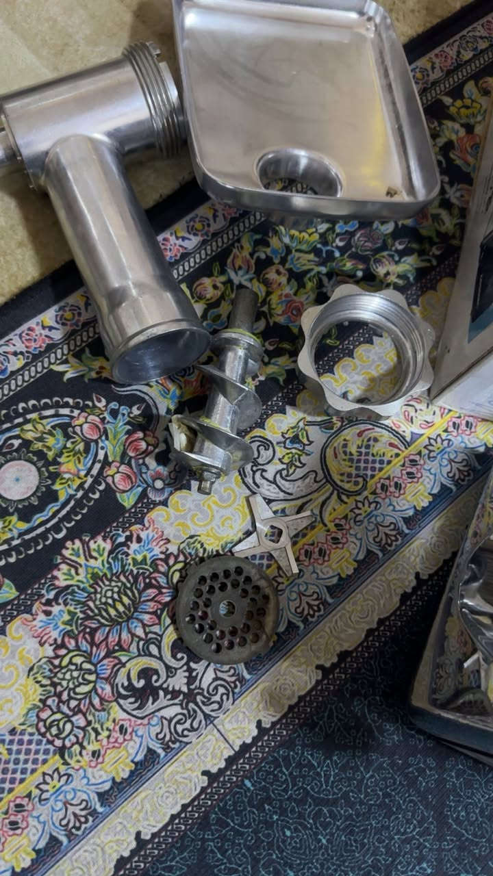 السلام عليكم :

مثرامة مال لحم وتستخدم للكبه والتمن بعدهة جديده ما مستخدمه مثل مموضح بالصور كامل ملحقات وياهة السعر (٧٠) وبيهة مجال ( يوجد توصيل)

***********
