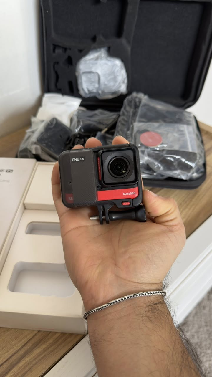 السلام عليكم ورحمة الله وبركاته

للبيع كاميرا انستا One Rs بيها عدسة وحده ثابتة 4K 

48 ميكا بكسل مع رام 64 كيكا وبيها هاي الجنطة بيها كل الماسكات المكان بغداد الكرخ العطيفية ***********
